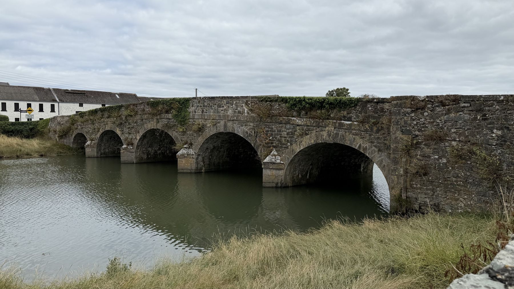 El puente de piedra sobre el río Glyde en Annagassan, condado de Louth
