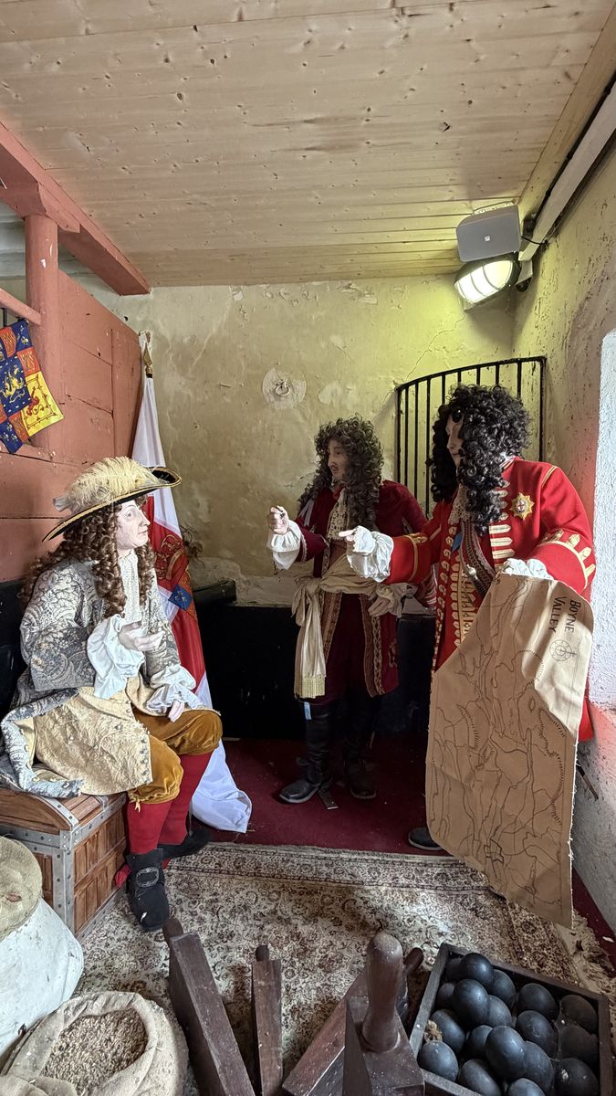 Recreación con figuras de cera de oficiales jacobitas examinando un mapa del campo de batalla, en el centro de visitantes de Oldbridge