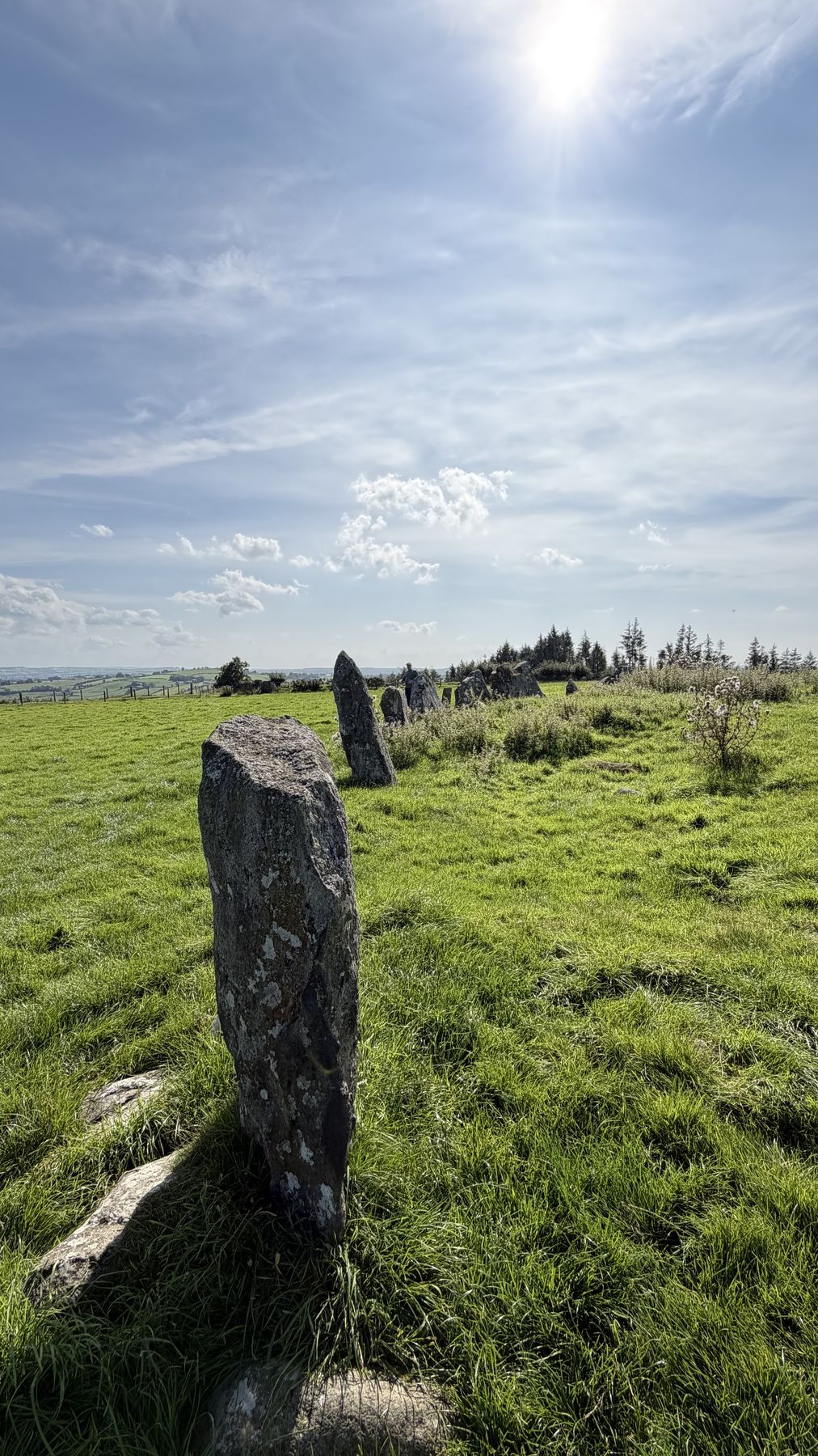 Piedra erguida de Beltany a contraluz
