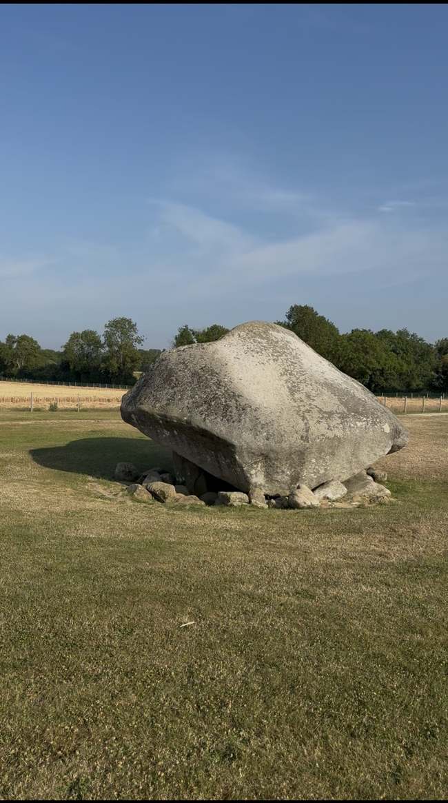 Perfil lateral de la losa de granito del Dolmen de Brownshill