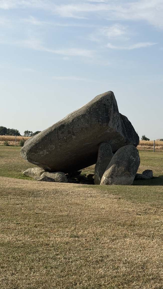 Vista de ángulo bajo del Dolmen de Brownshill sobre el campo de Carlow