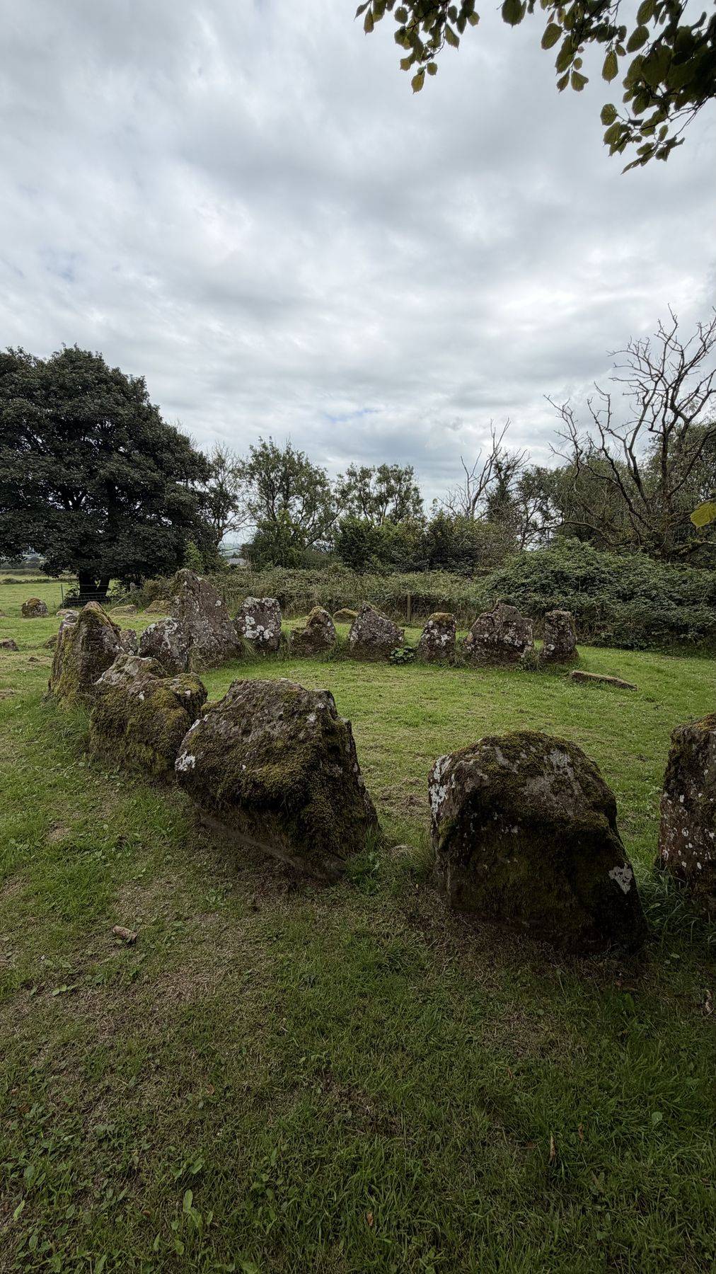 Las piedras del Cairn de Dooey vistas desde otro ángulo