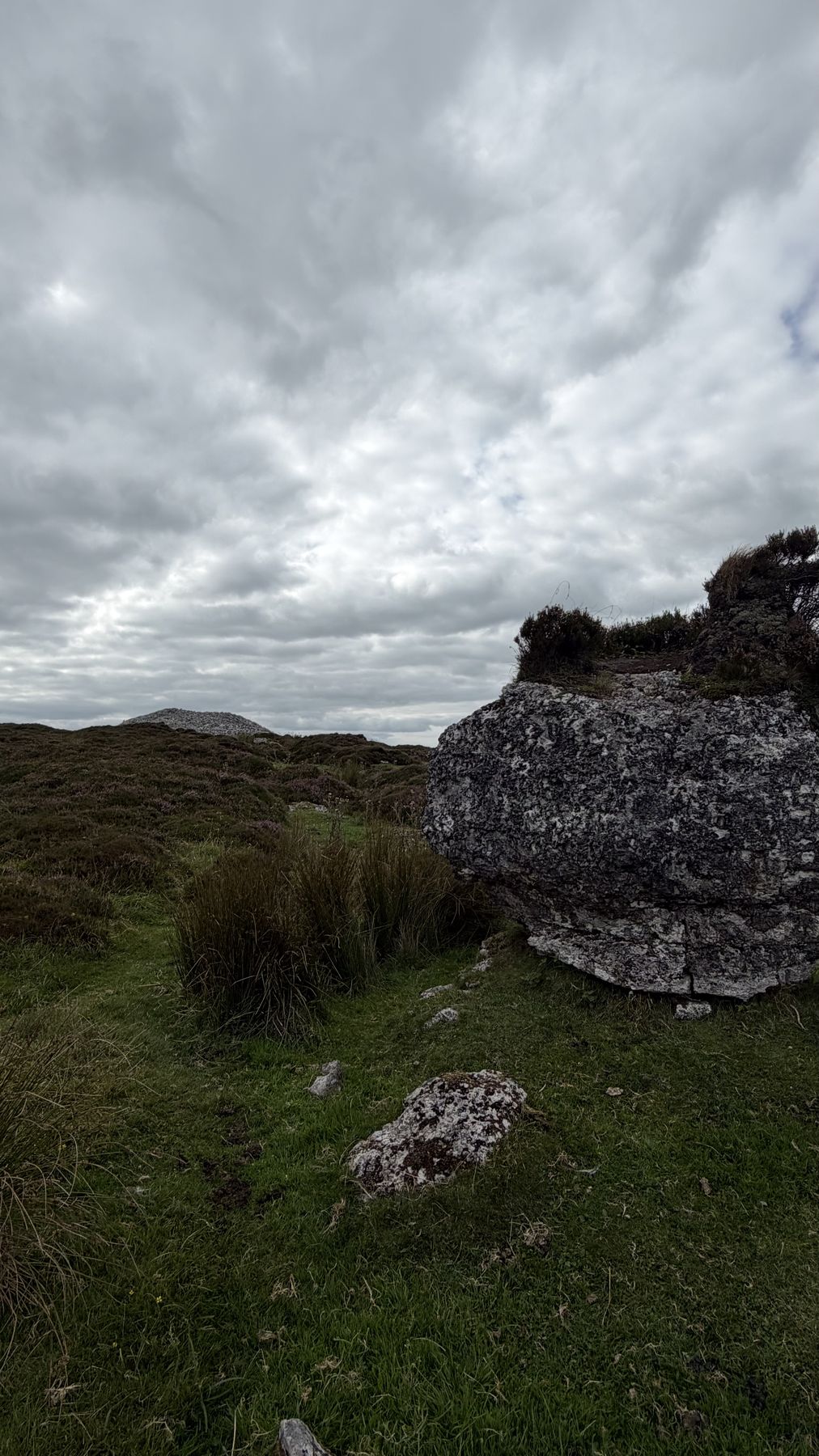 Ladera de las montañas Bricklieve con uno de los cairns de Carrowkeel a lo lejos