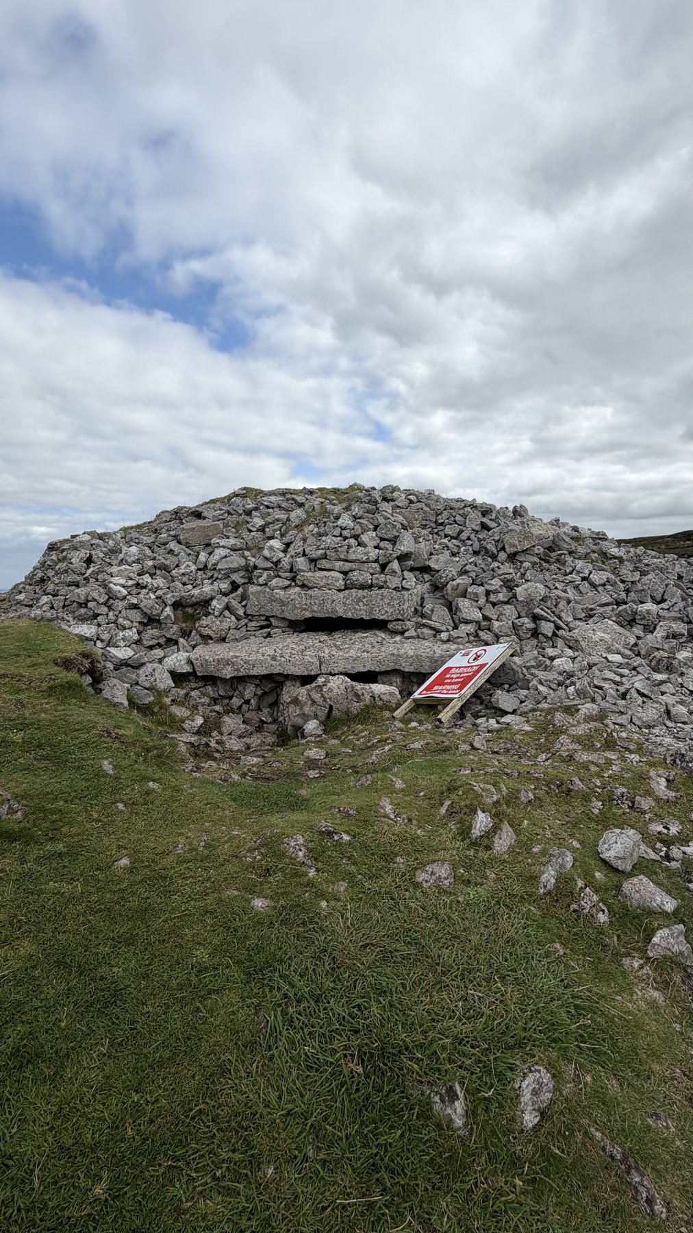 Entrada de piedra a uno de los cairns neolíticos de Carrowkeel