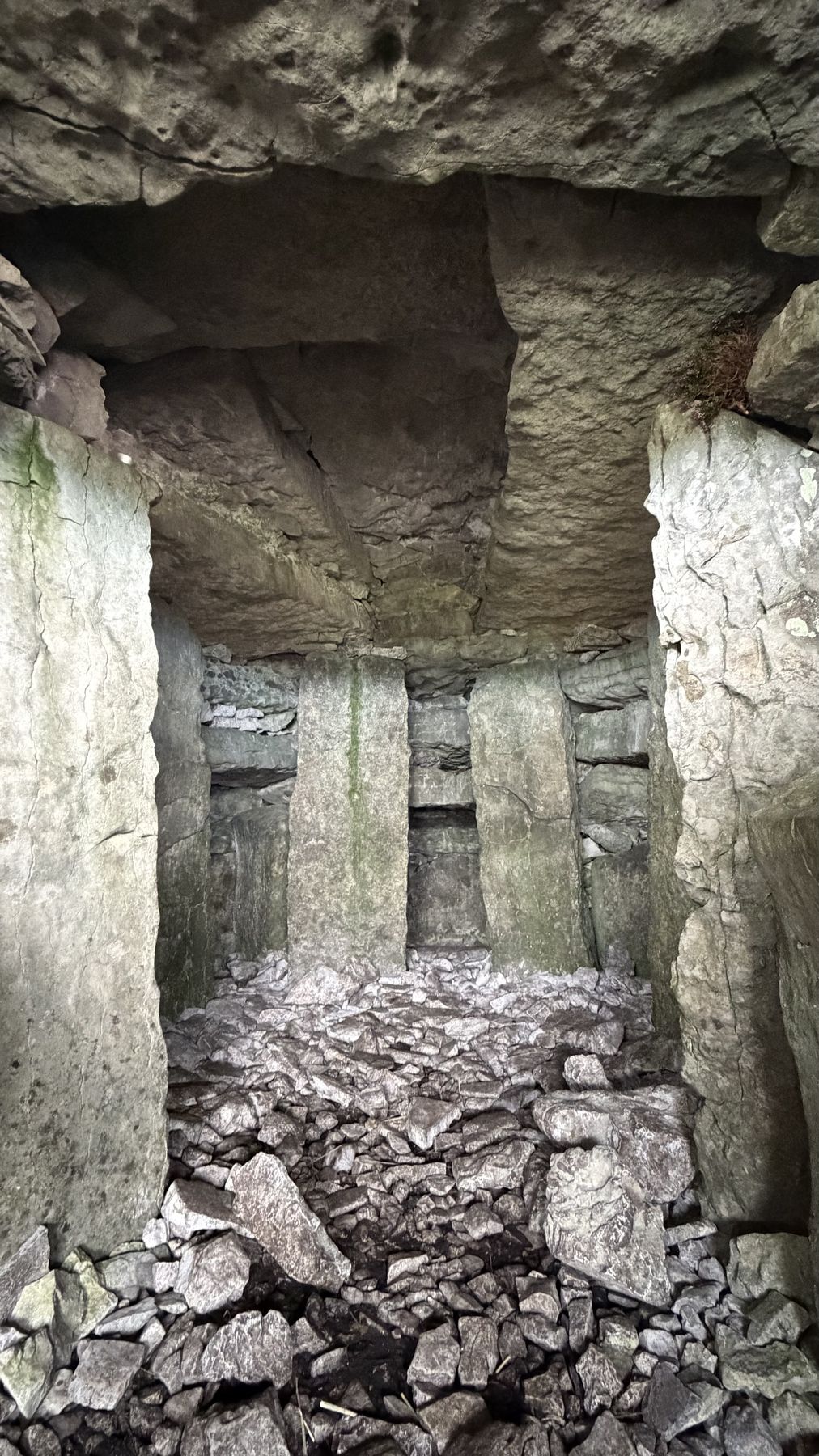 Pasadizo de piedra hacia la cámara interior de un cairn de Carrowkeel