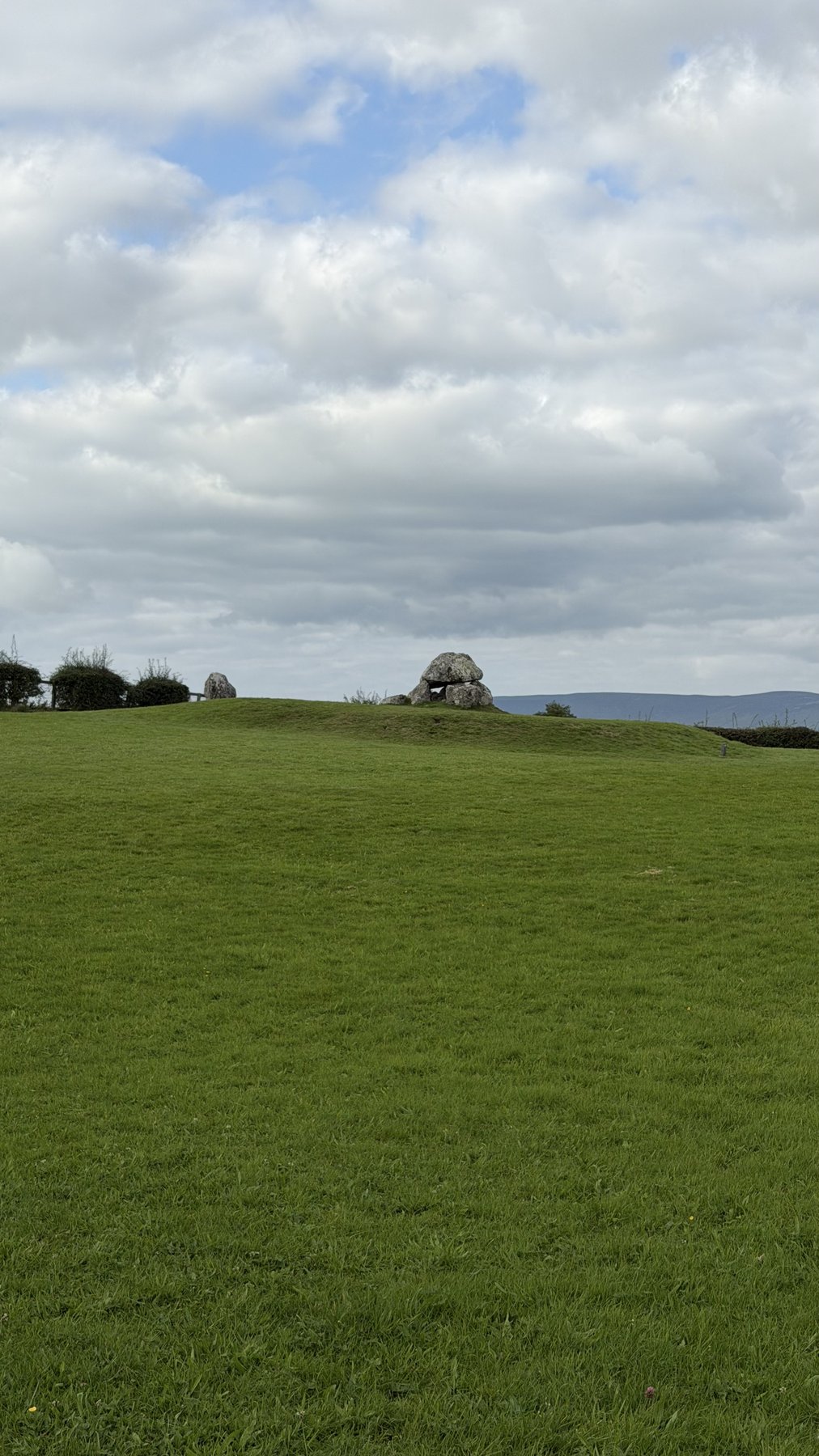 Dolmen de piedra sobre un pequeño montículo en Carrowmore
