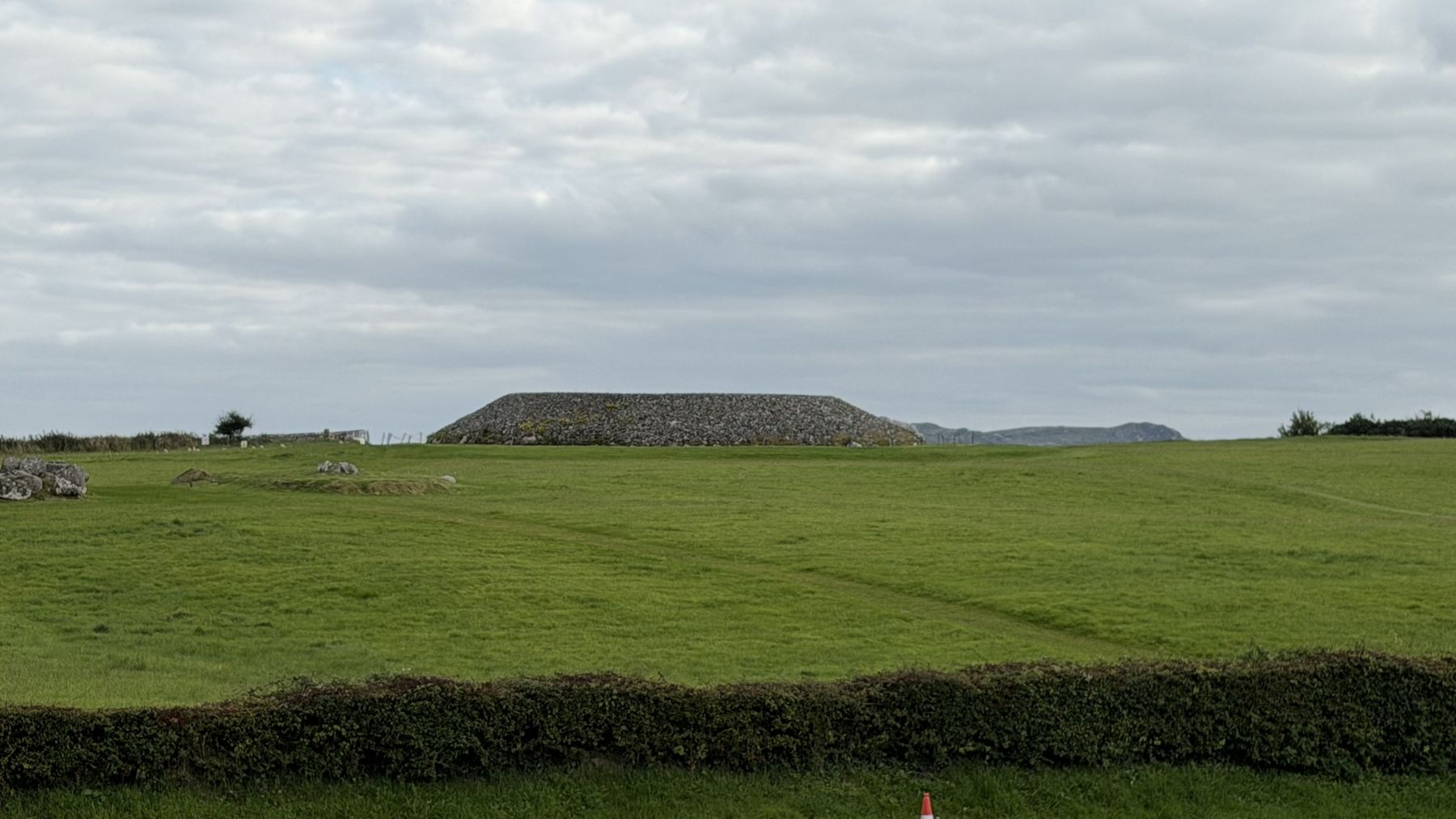 Vista desde Carrowmore hacia el cairn de Miosgán Médhbh en la cima de Knocknarea