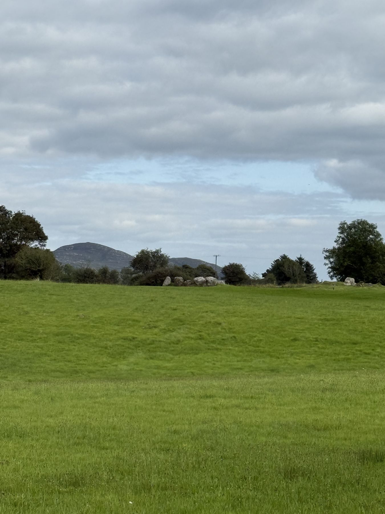 El paisaje verde de Carrowmore, salpicado de tumbas megalíticas