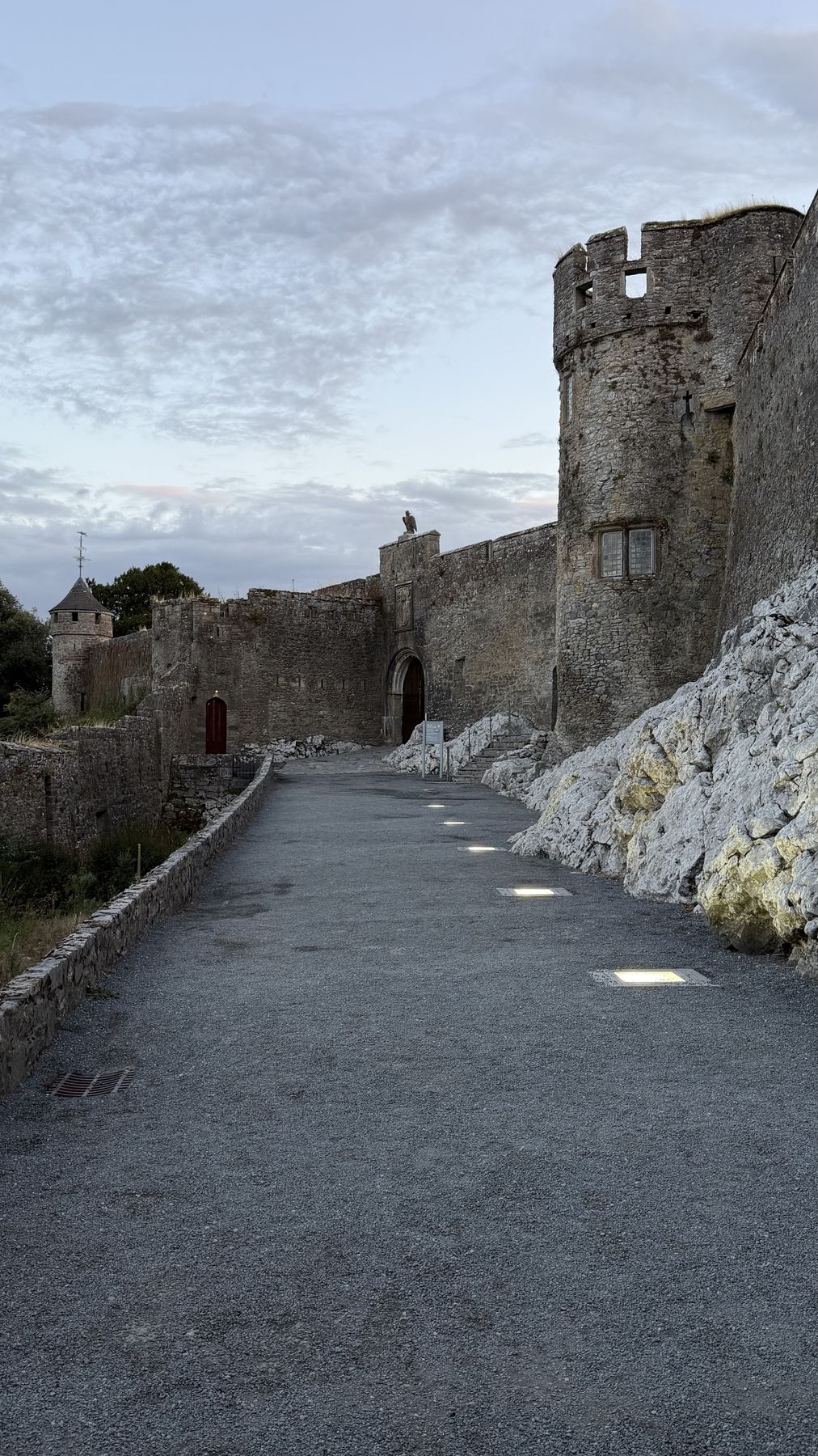 Camino de acceso hacia la entrada del Castillo de Cahir