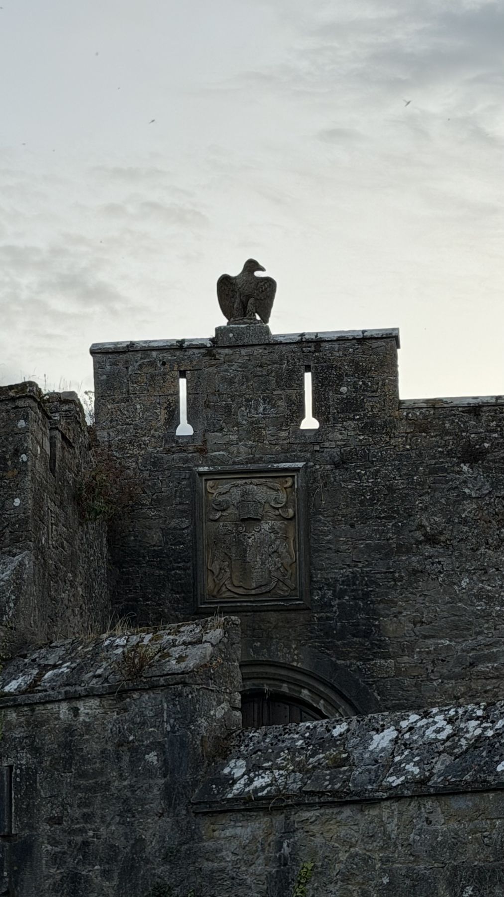 El Castillo de Cahir reflejado en las aguas del río Suir