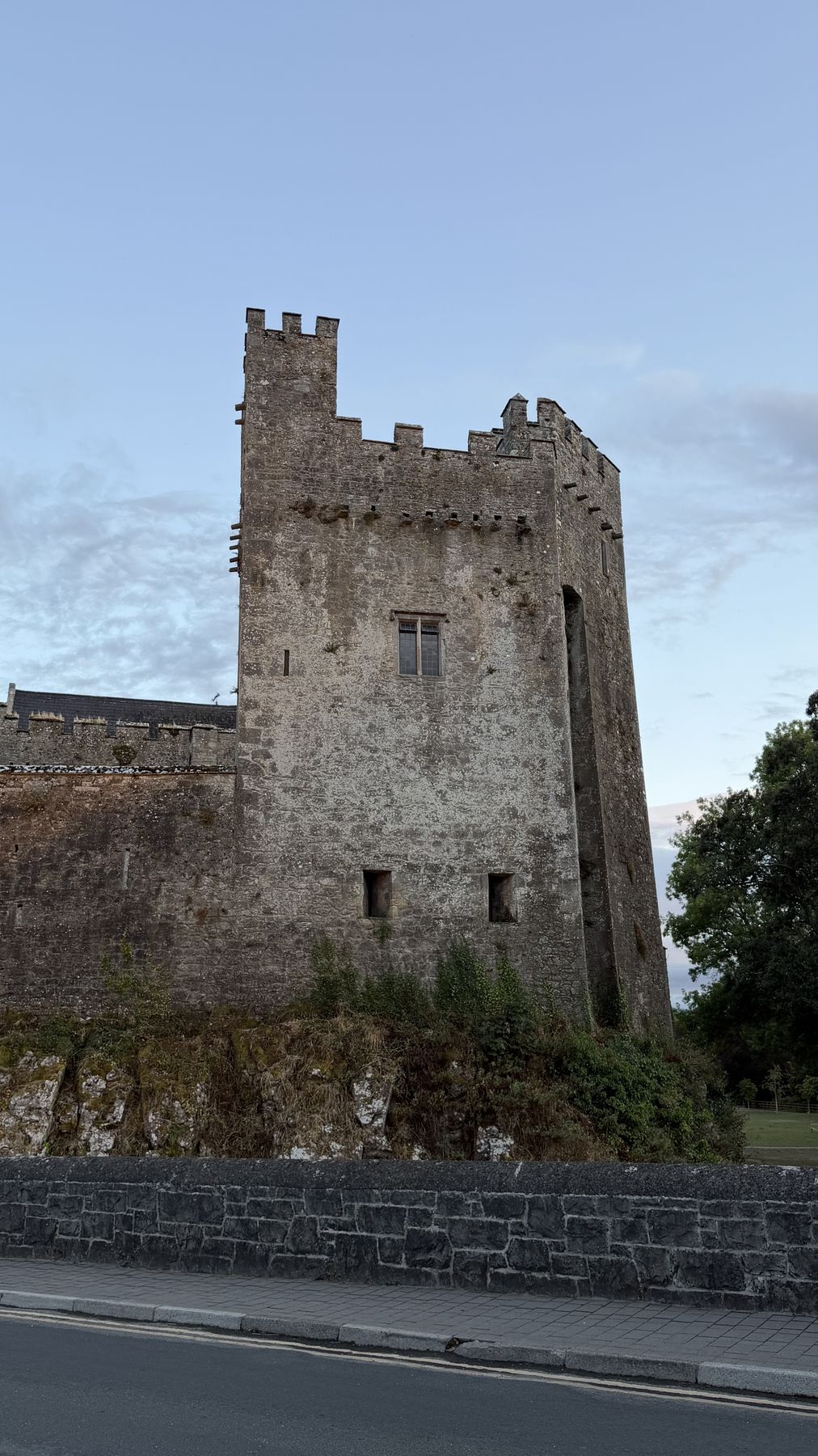Torreón principal del Castillo de Cahir con sus almenas