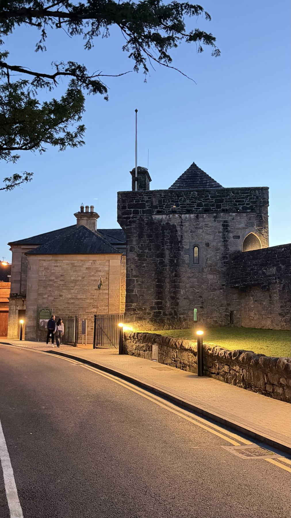 Vista del Castillo de Donegal al atardecer desde la calle