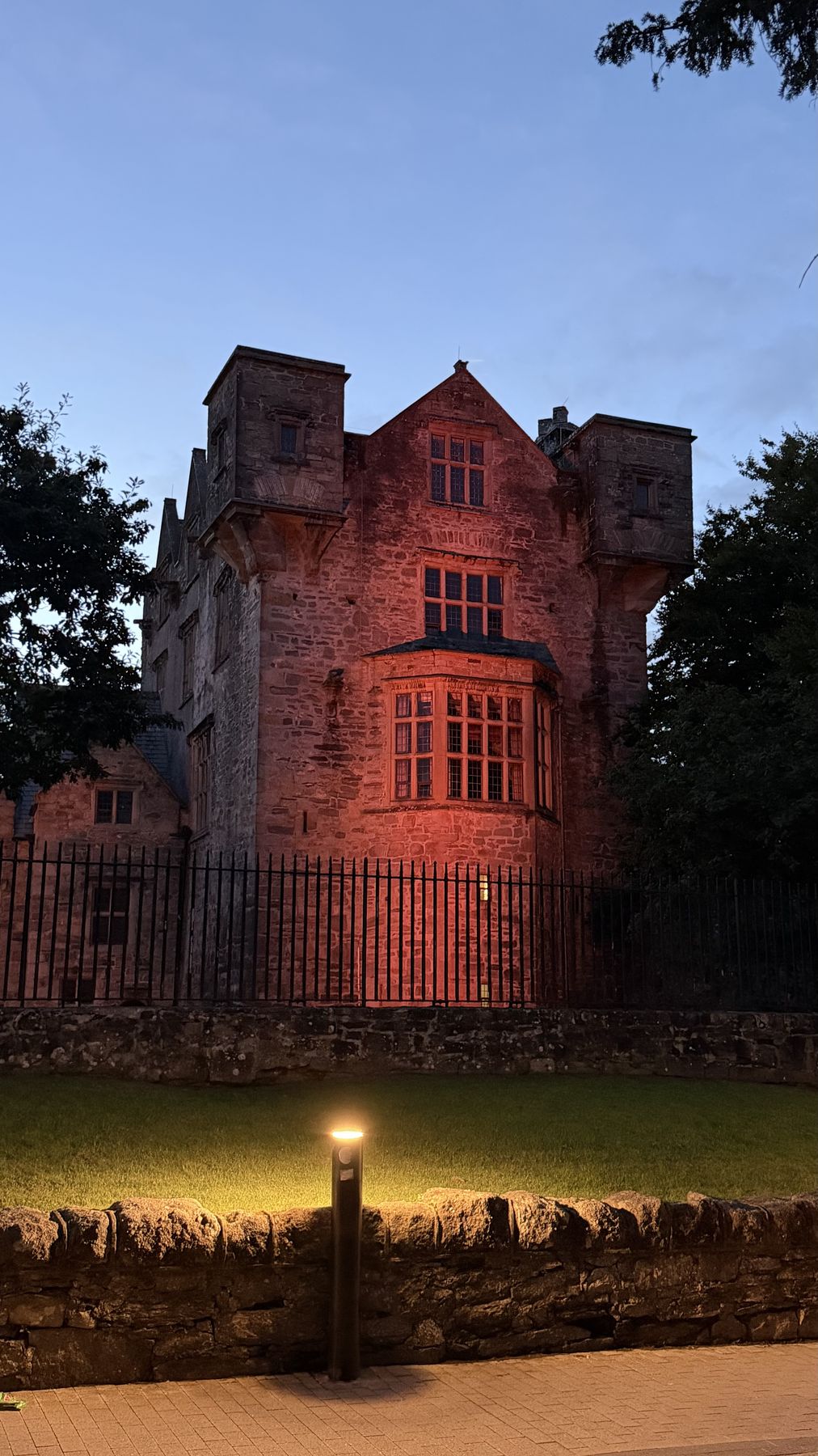 El Castillo de Donegal iluminado de noche