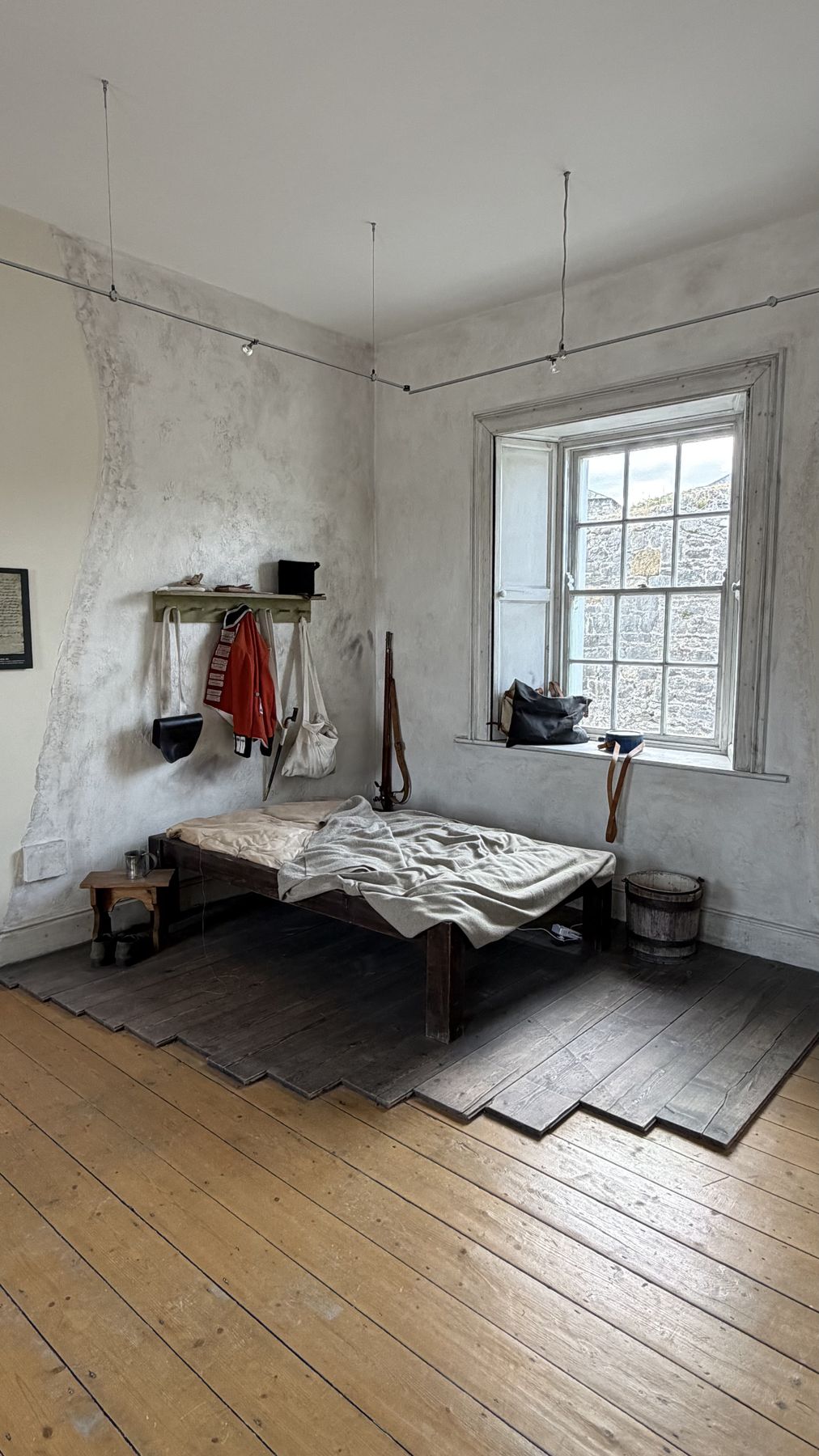 Habitación del antiguo cuartel militar del Castillo de Dungarvan, reconstruida con mobiliario de época