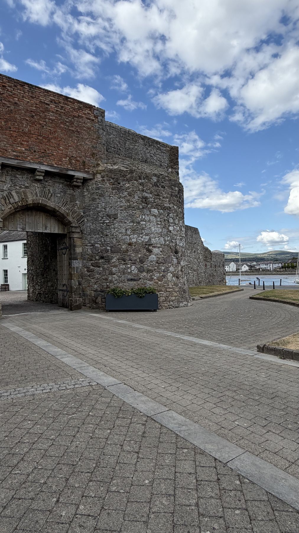 Entrada fortificada del Castillo de Dungarvan, con la bahía al fondo