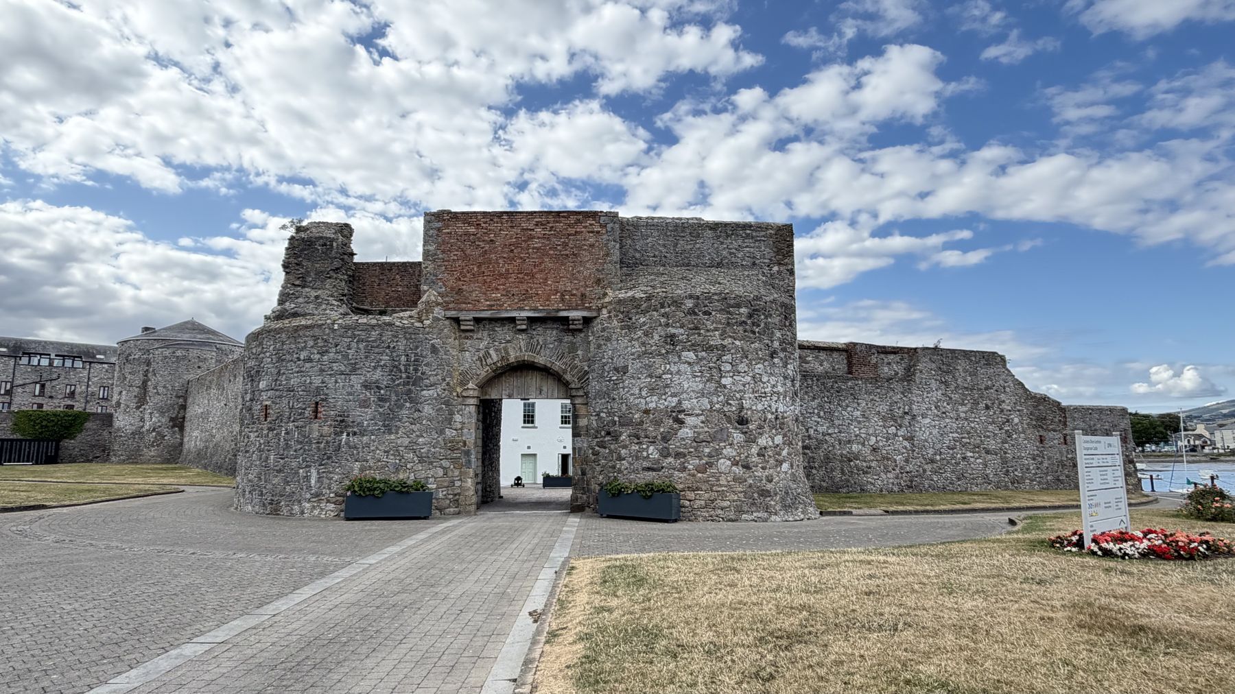 Castillo de Dungarvan visto desde el paseo del puerto, con la bahía al fondo