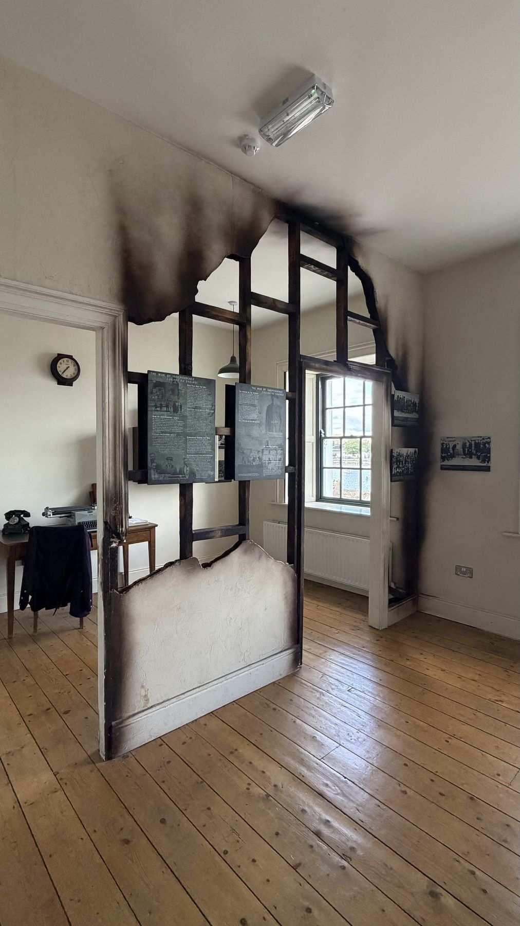 Muro ennegrecido por el incendio de 1922 en el Castillo de Dungarvan, conservado junto a paneles sobre la Guerra de Independencia
