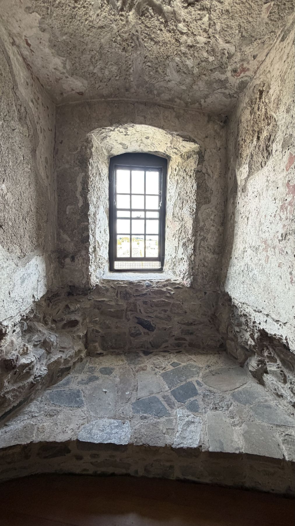 Ventana medieval en el interior de la torre del Castillo de Dungarvan