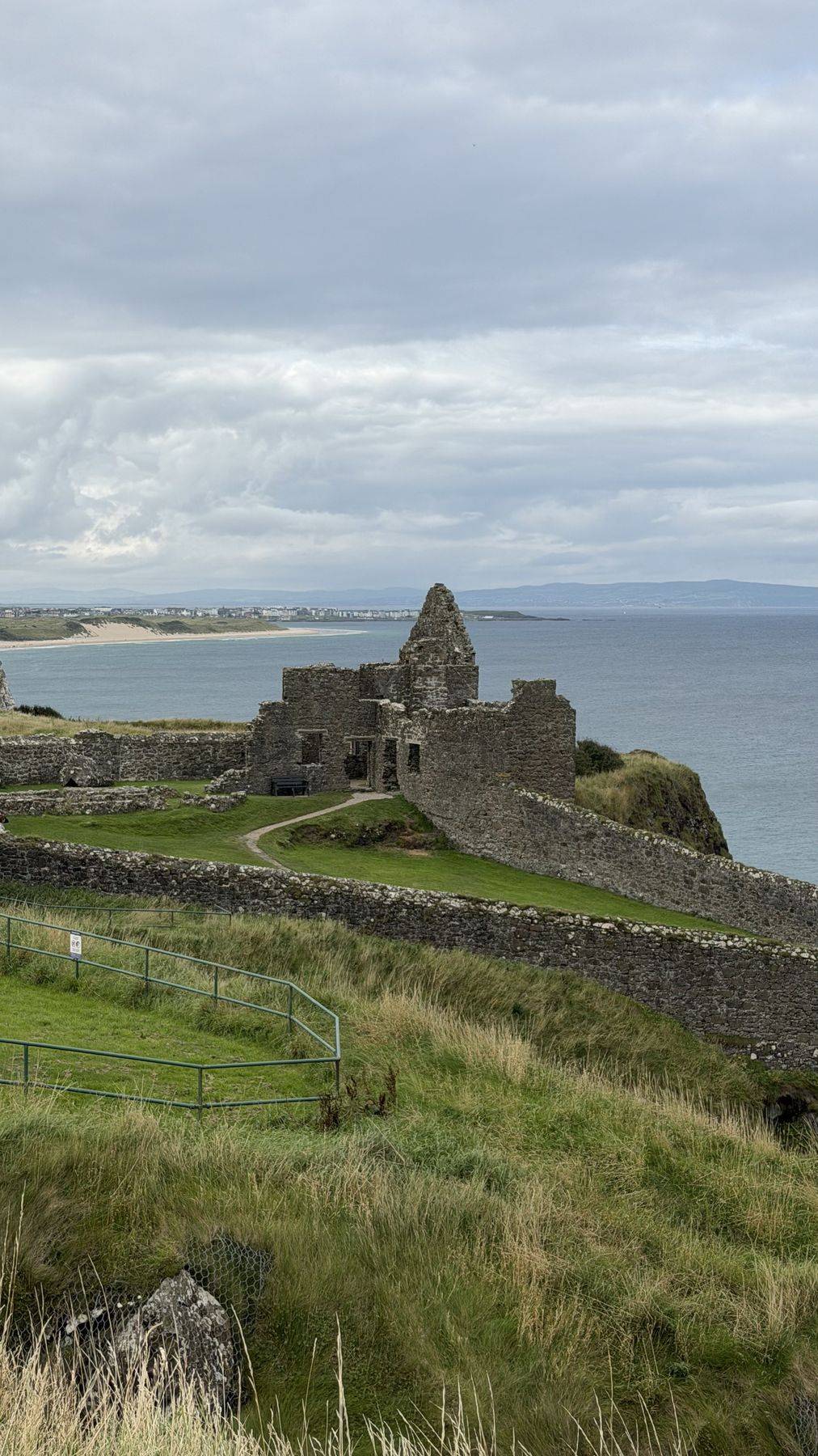 El Castillo de Dunluce sobre el acantilado junto al mar