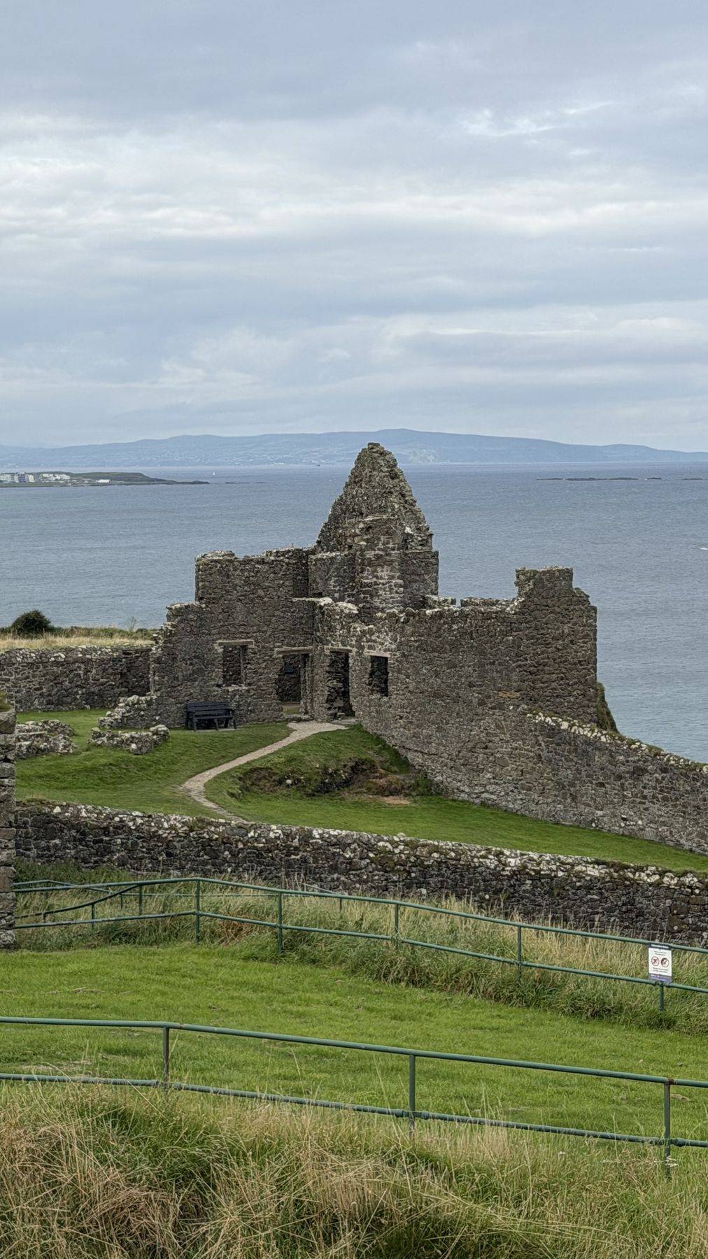 La muralla de acceso al Castillo de Dunluce