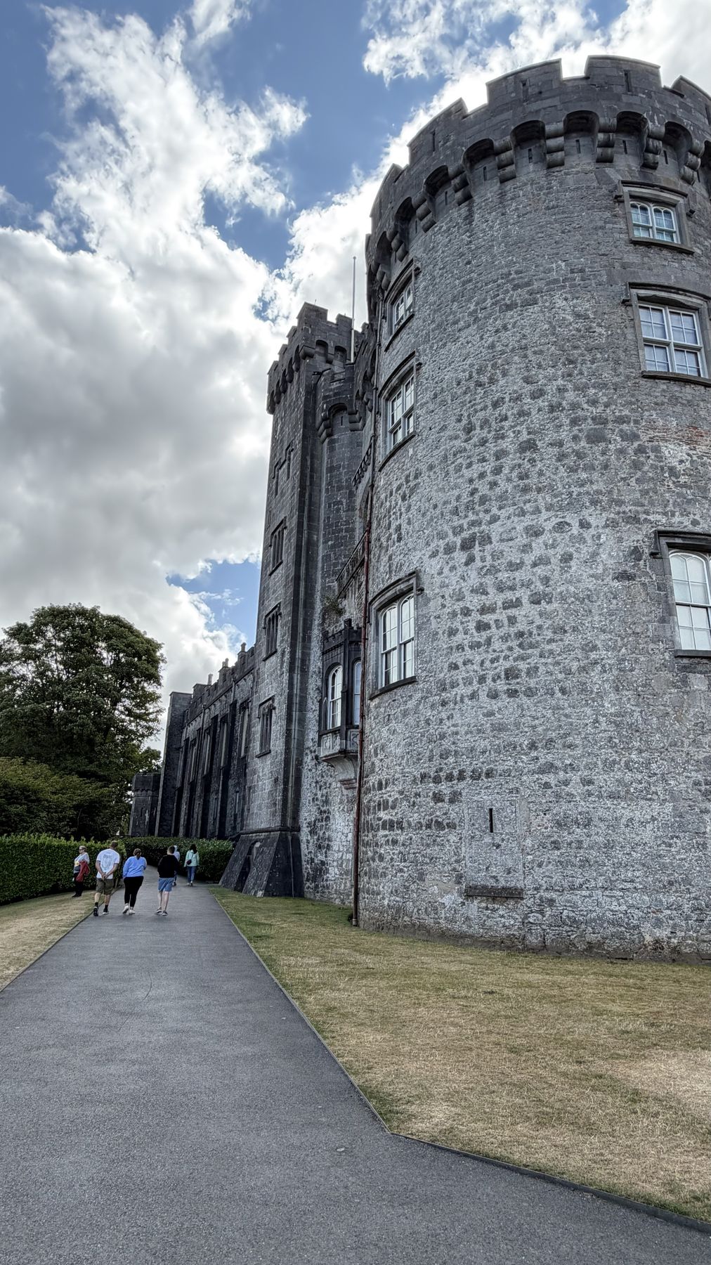 Fachada del Castillo de Kilkenny desde el paseo junto al río