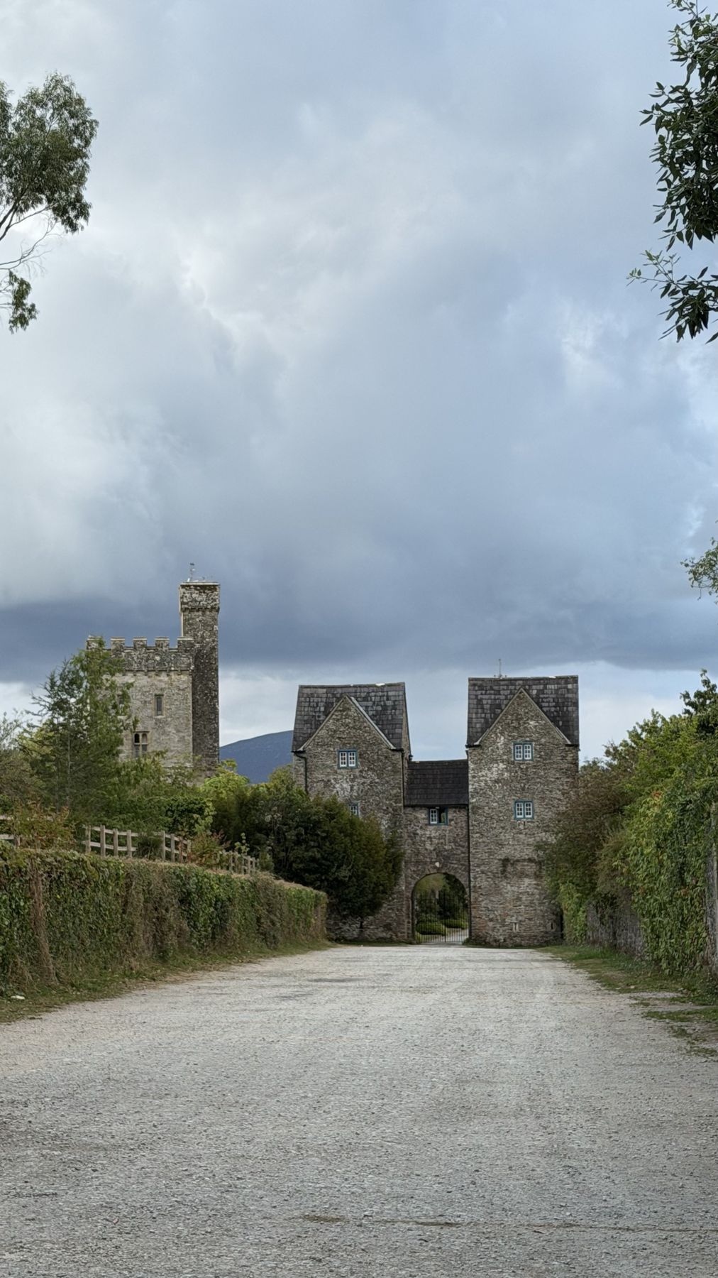 Camino de acceso hacia la entrada fortificada del Castillo de Lismore