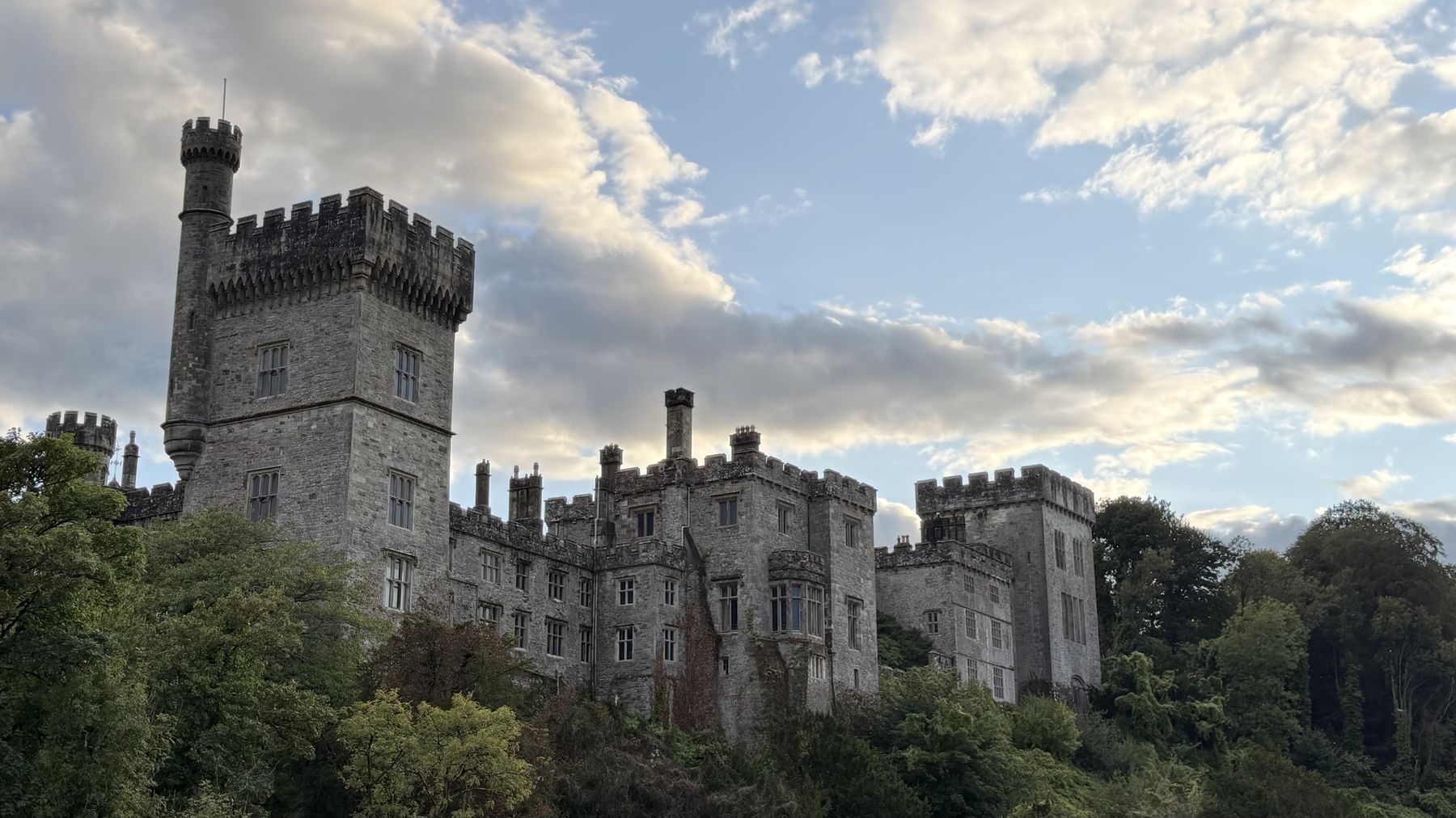 El Castillo de Lismore visto entre los árboles, con su torre principal