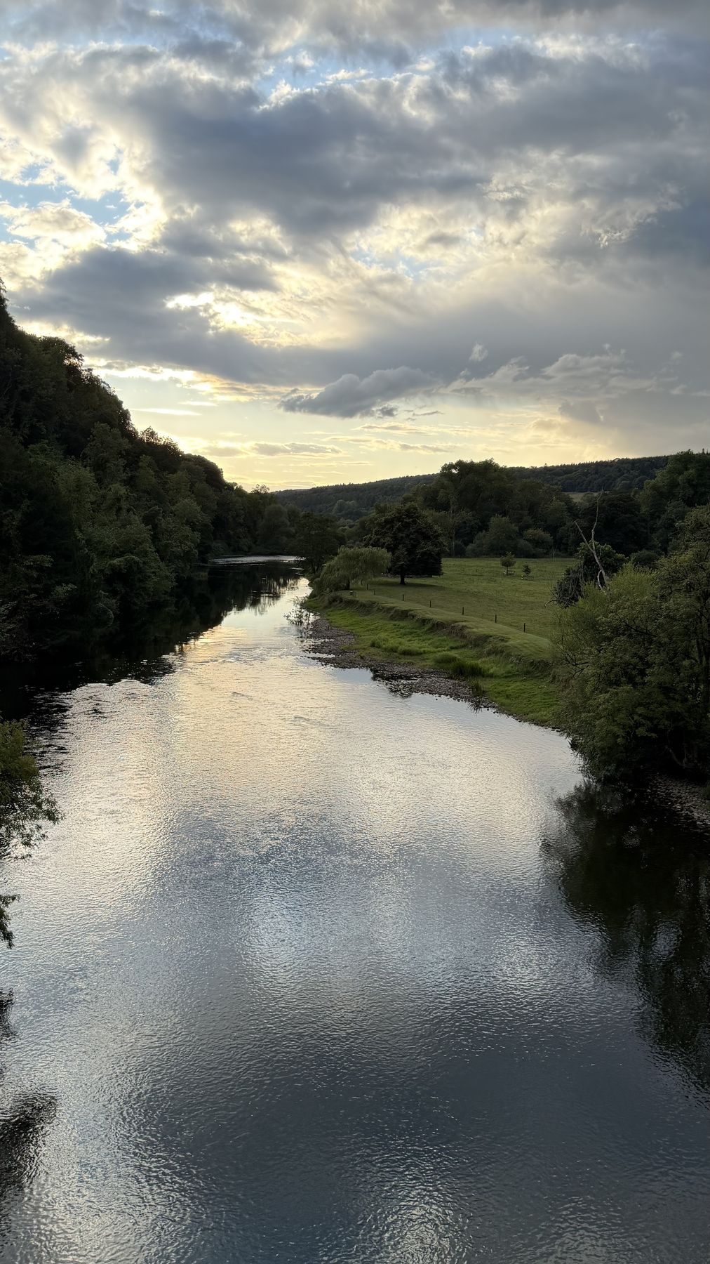 El río Blackwater junto al Castillo de Lismore, al atardecer
