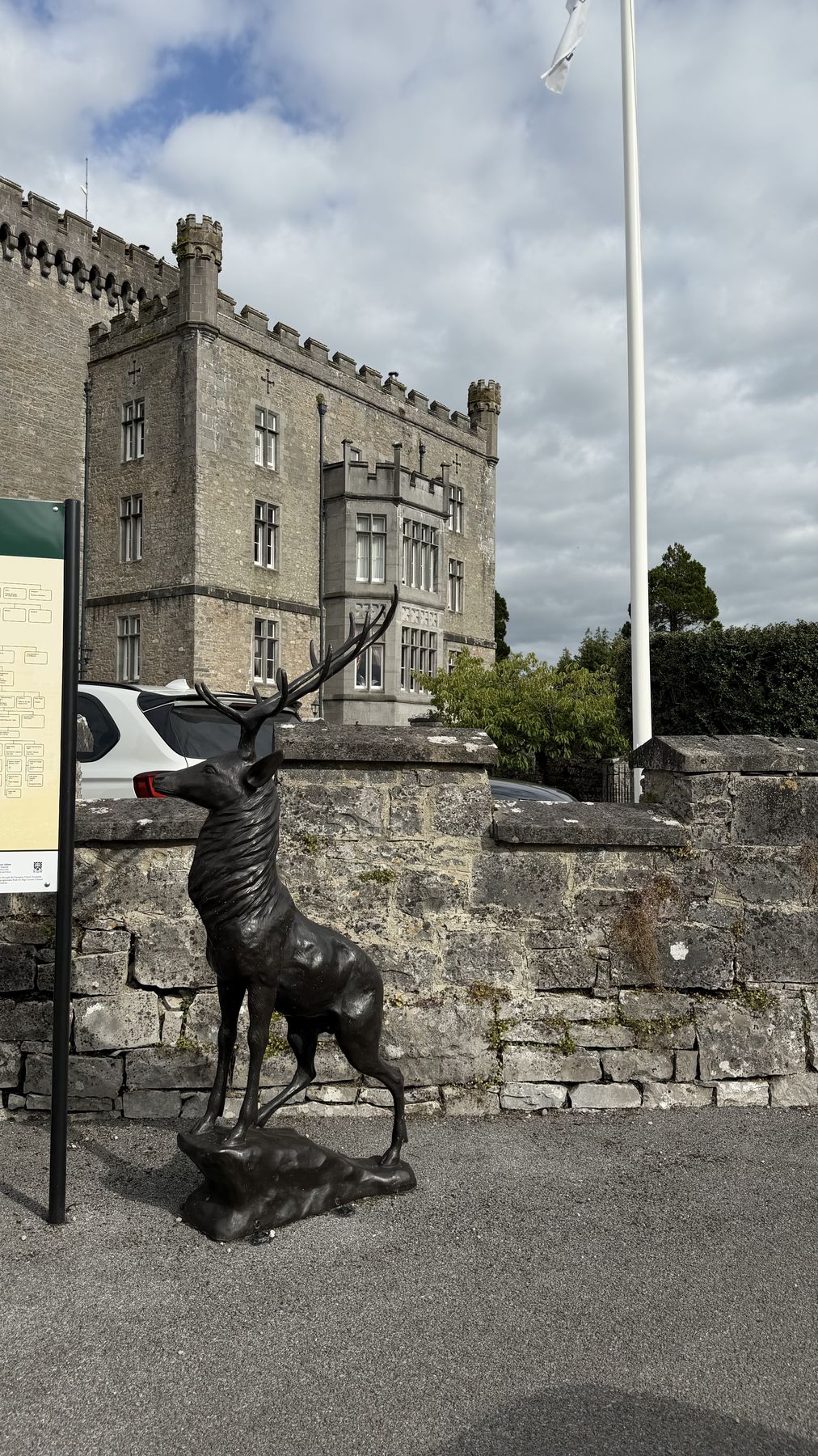Escultura de un ciervo junto al muro de entrada del Castillo de Markree
