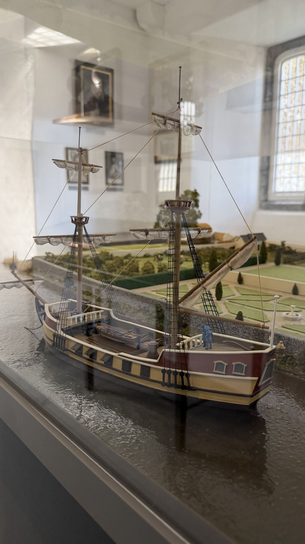 Maqueta histórica del Castillo de Ormond expuesta en el interior