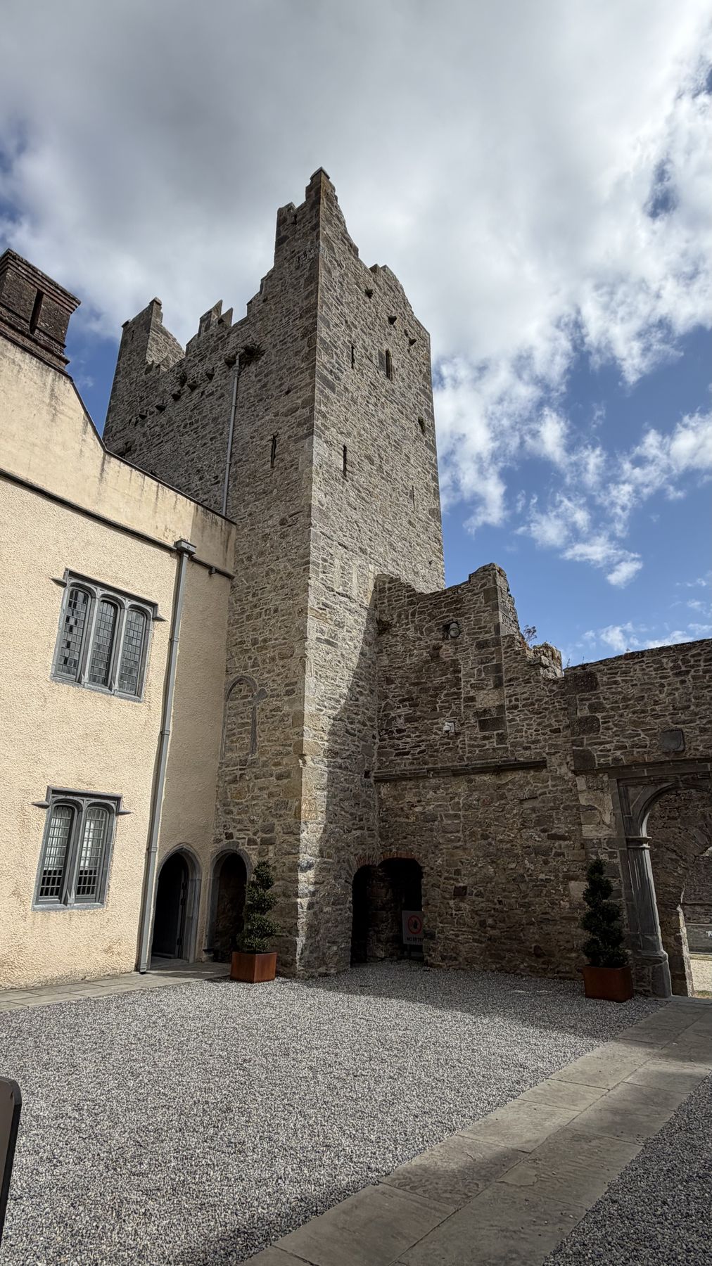 Torre del castillo normando junto a la mansión isabelina de Ormond
