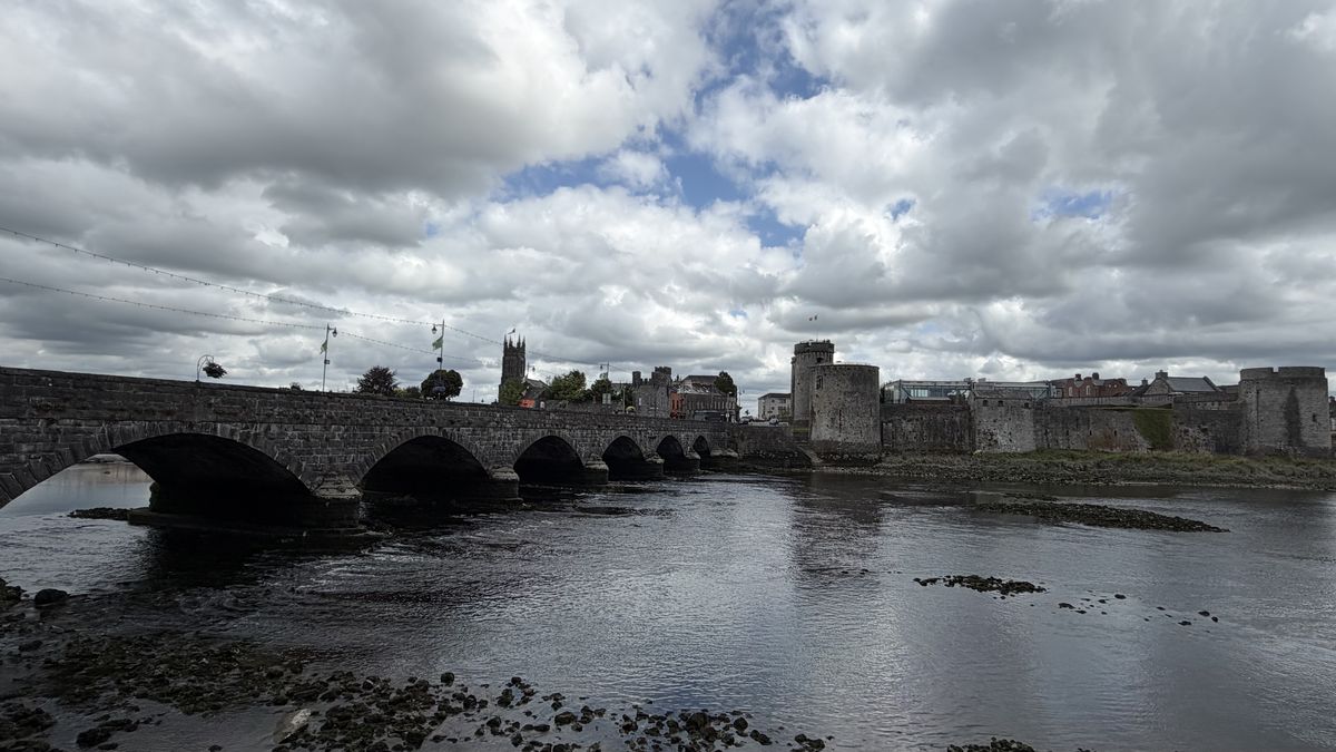 El puente de Thomond y el castillo vistos desde la otra orilla del río Shannon