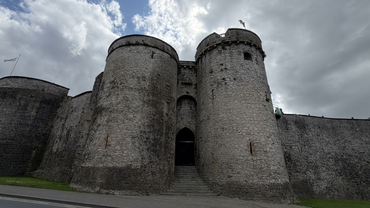 El gran torreón de entrada del castillo, con sus dos torres gemelas