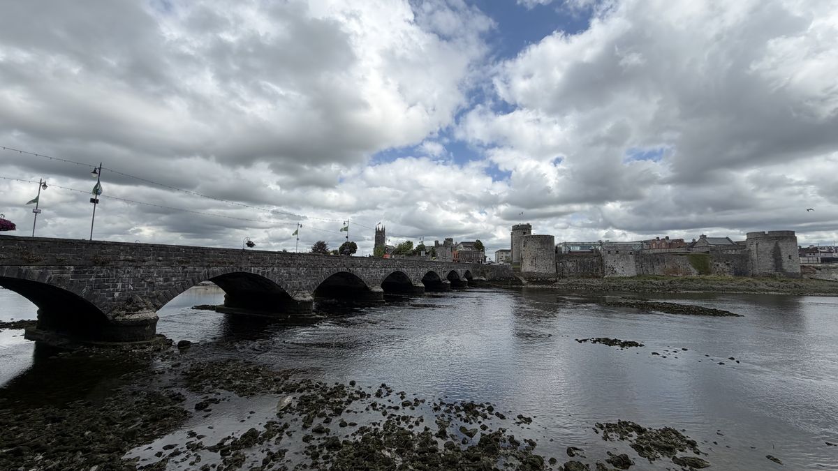 Vista del castillo y el puente de Thomond desde el río Shannon