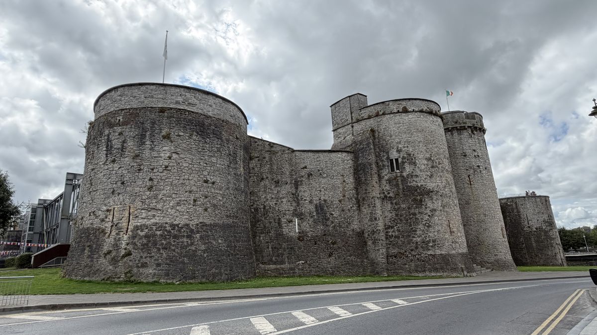 Las torres de tambor del Castillo del Rey Juan vistas desde la calle, Limerick