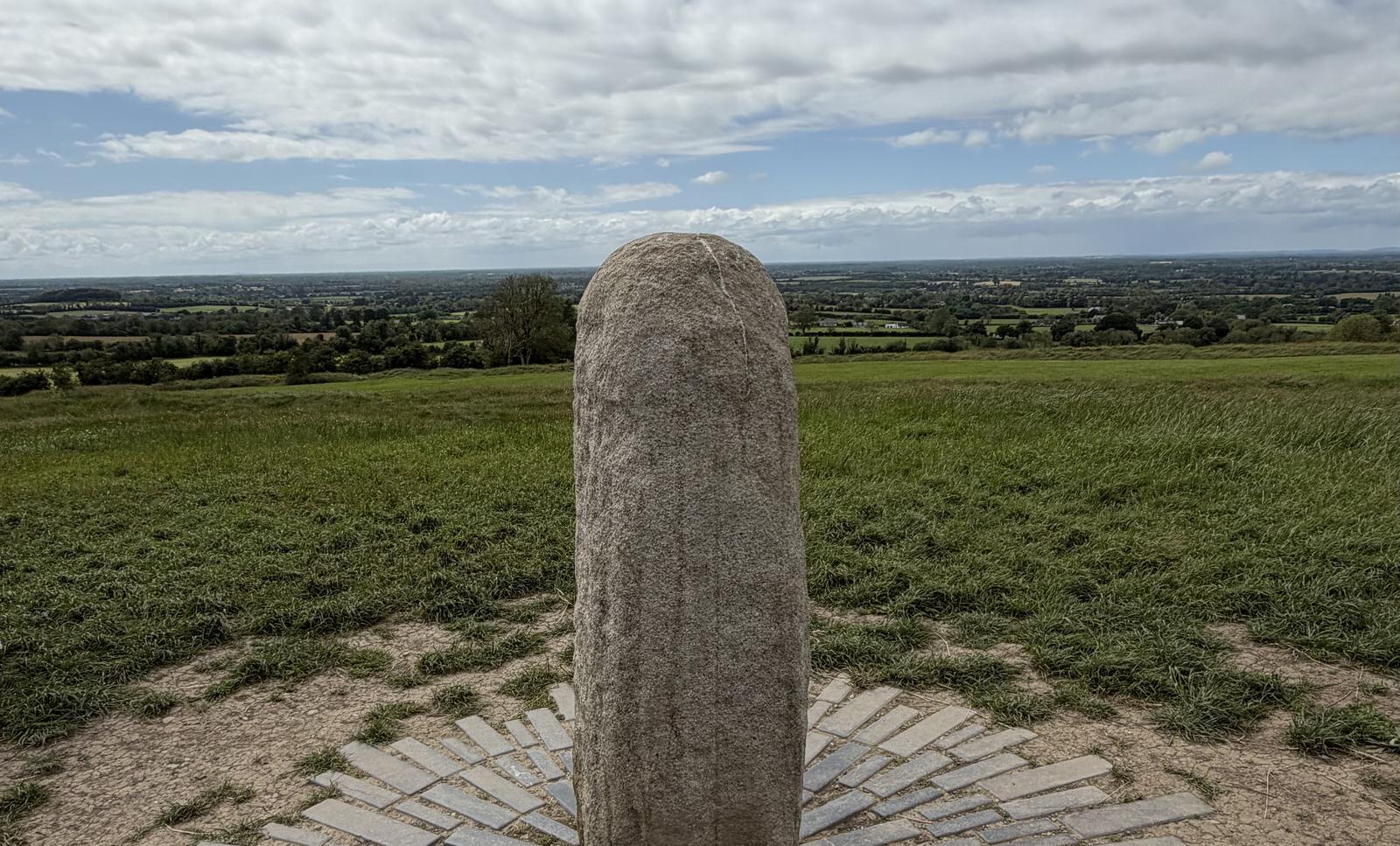 La Lia Fáil en la Colina de Tara, con el paisaje de Meath al fondo