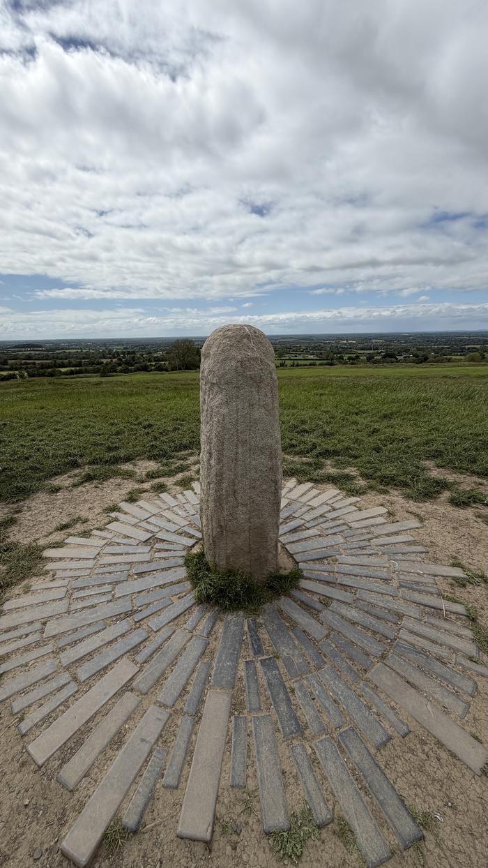 La Lia Fáil, la Piedra del Destino, en la cima de la Colina de Tara