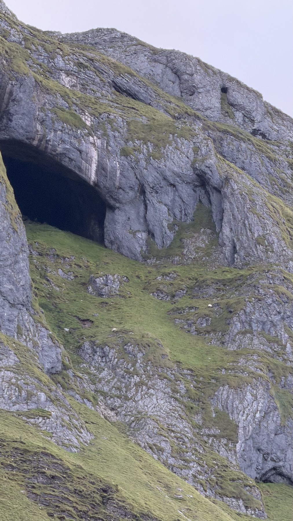 Entrada de la cueva de Diarmuid y Gráinne en la ladera rocosa