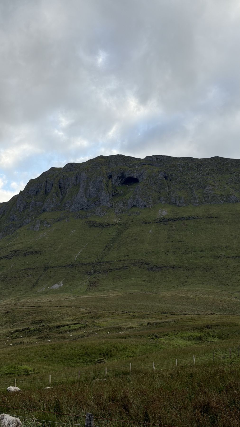 La ladera de la montaña donde se abre la cueva de Diarmuid y Gráinne