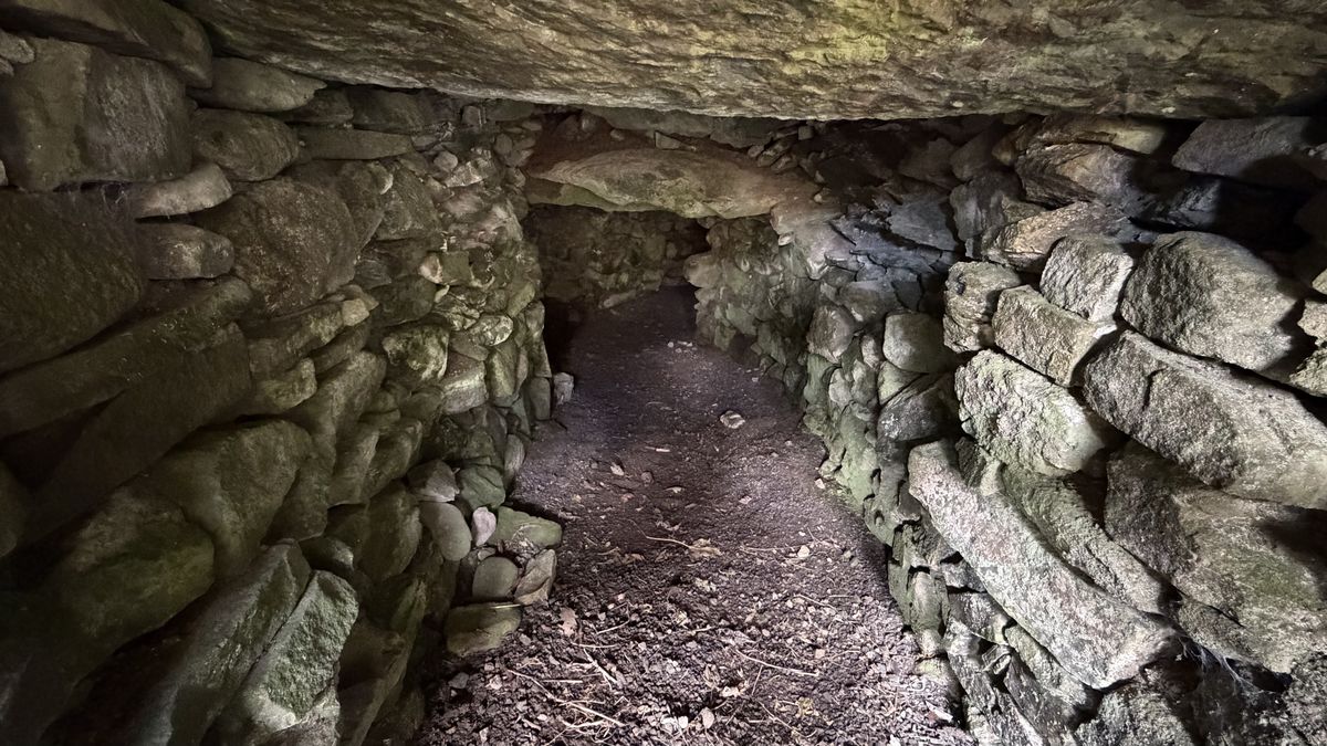 El interior en piedra seca de uno de los pasadizos de Dowth, con sus muros de mampostería aún en pie tras cinco mil años