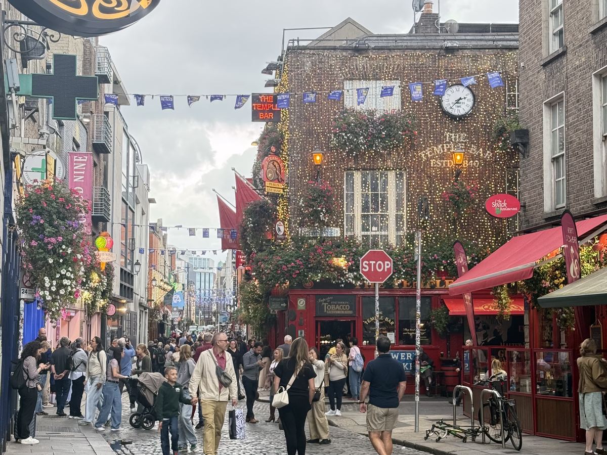 Calle animada del barrio de Temple Bar en Dublín, con sus fachadas de colores