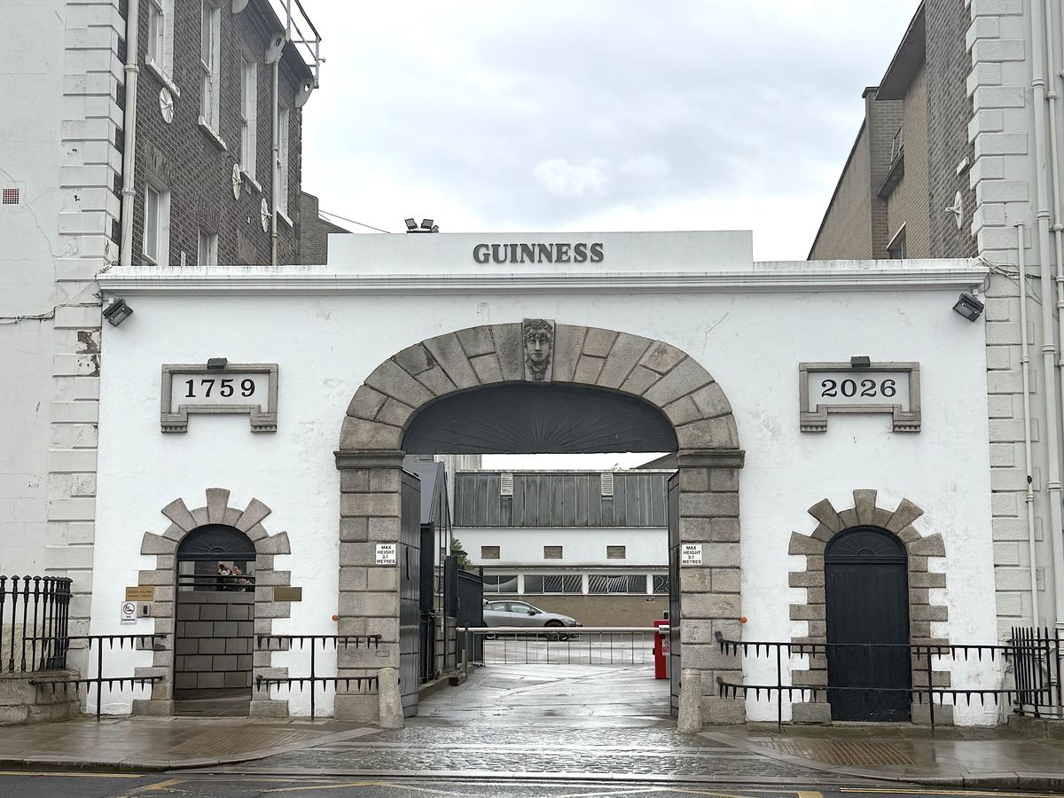 Puerta de entrada del Guinness Storehouse en Dublín