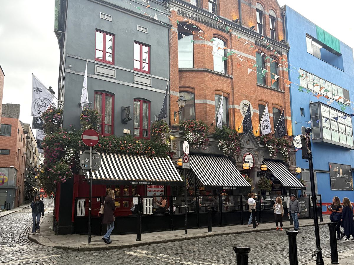 Fachada del pub Badbob's en el barrio de Temple Bar, Dublín