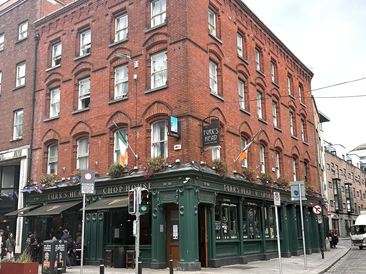 Fachada del pub The Turk's Head en el centro de Dublín