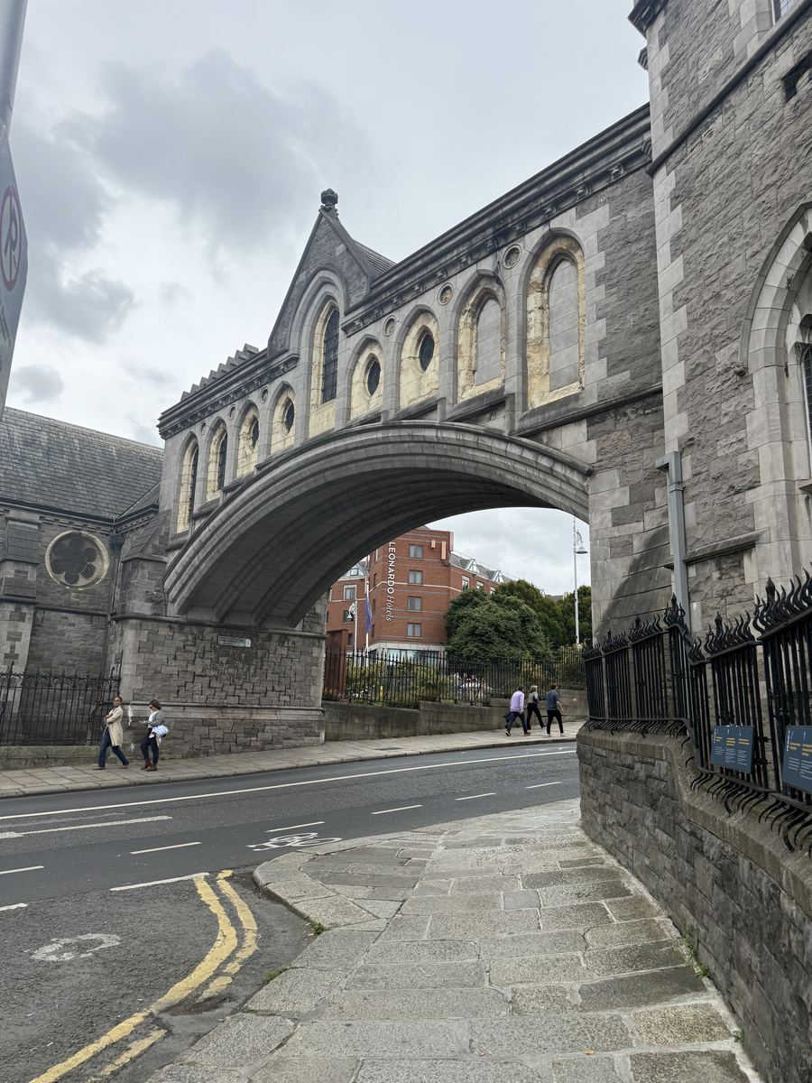 El puente cubierto de piedra que conecta la Catedral de Christ Church con el museo Dublinia
