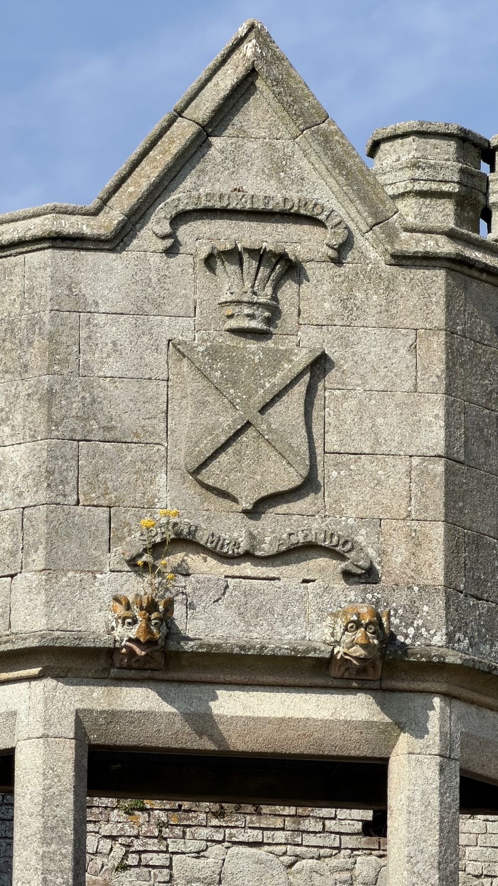 Escudo de armas tallado en la fachada de Duckett's Grove, junto a dos gárgolas