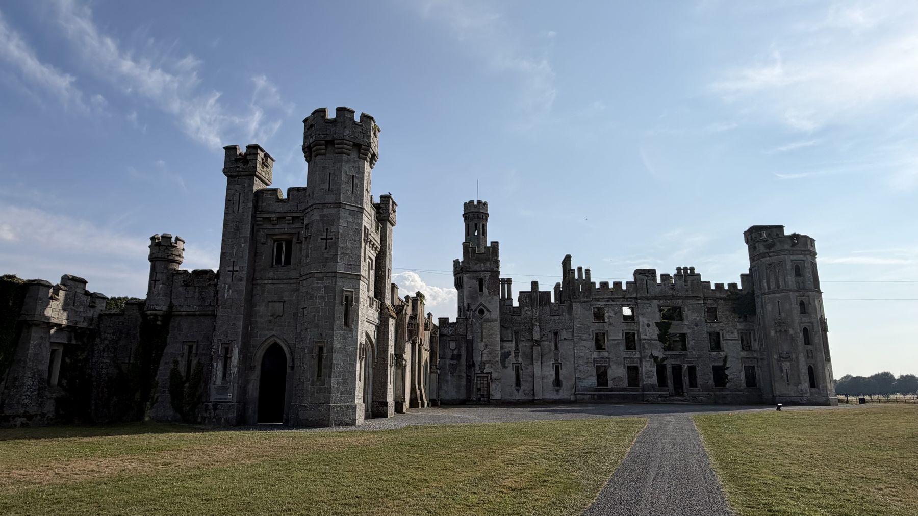 Fachada en ruinas de Duckett's Grove, con sus torres góticas, al atardecer