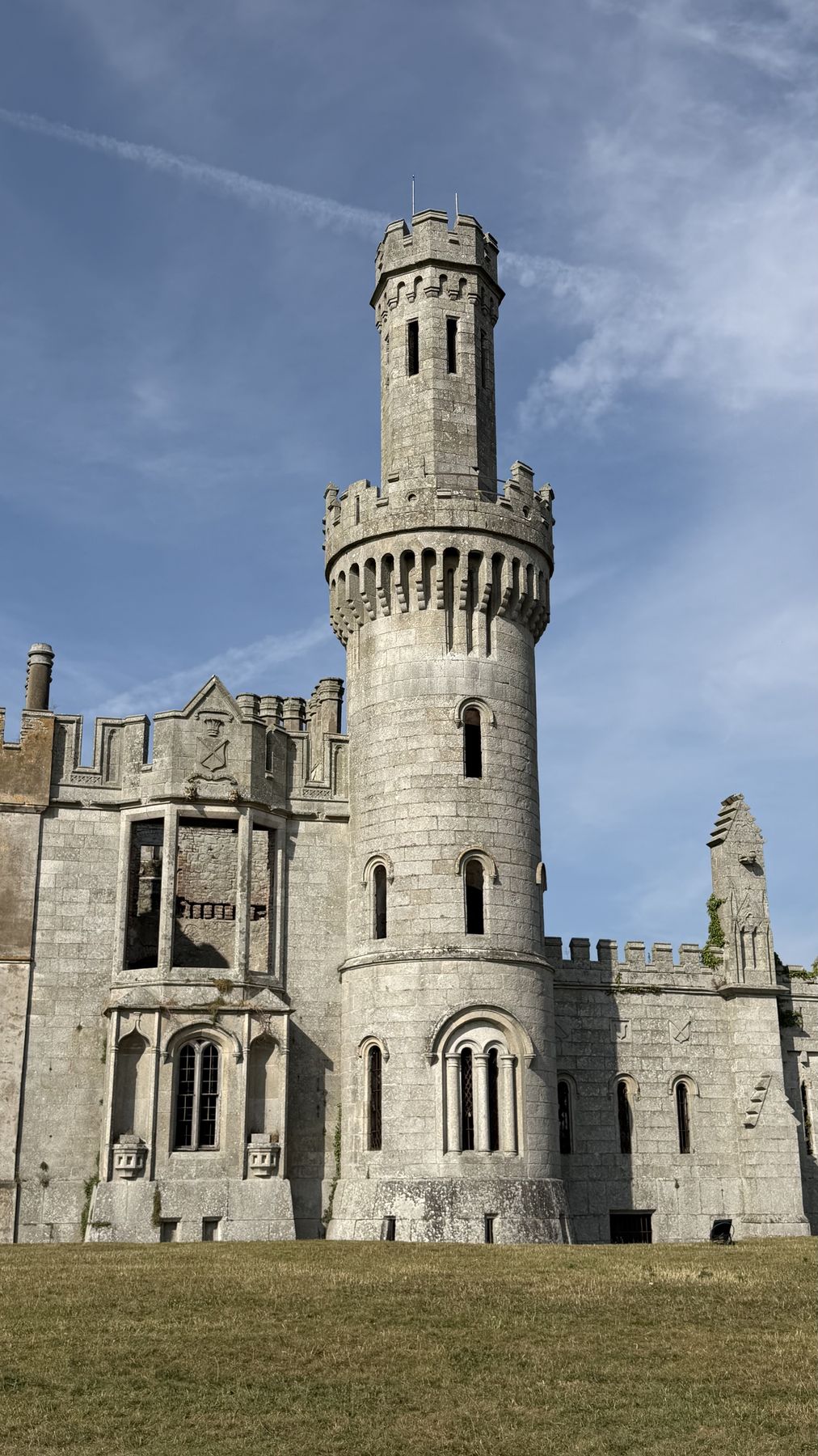 Torre gótica de Duckett's Grove cubierta de hiedra