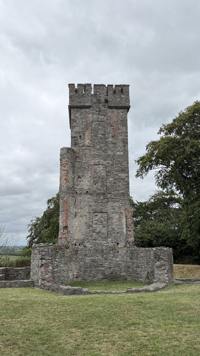La torre de Dún Dealgan con el paisaje del condado de Louth extendiéndose al fondo