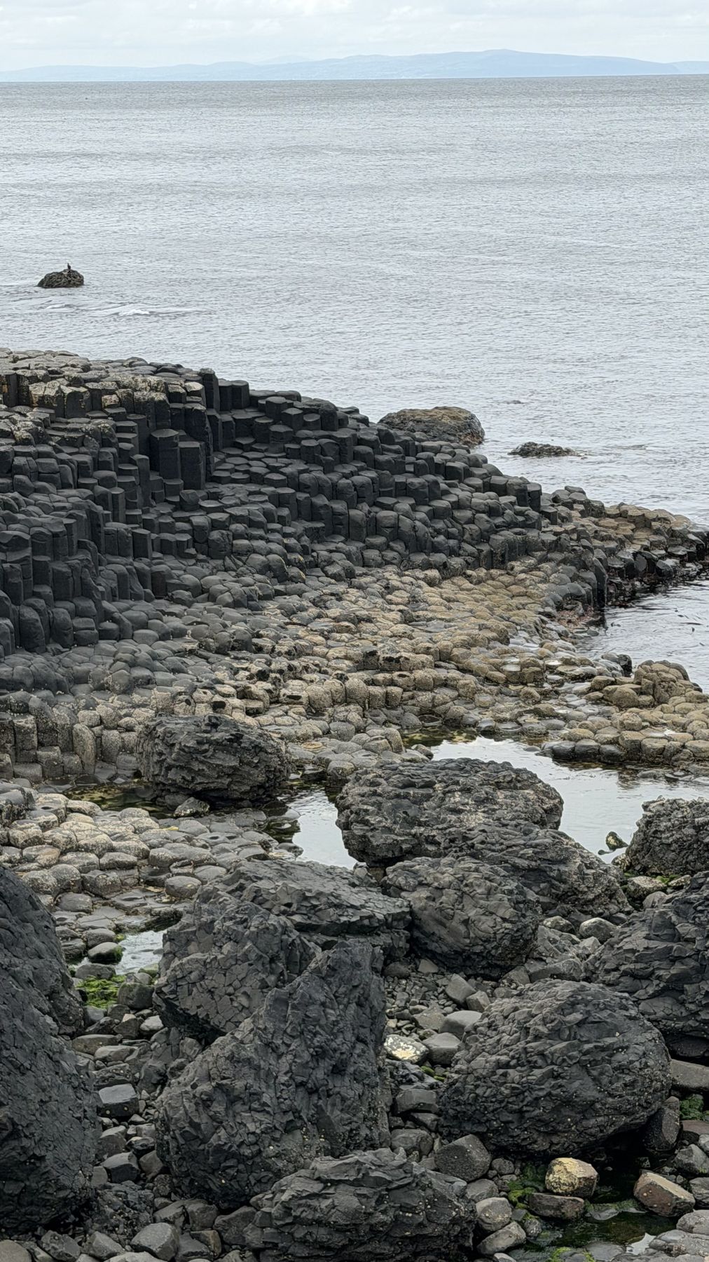 Las piedras hexagonales de la Calzada del Gigante junto al mar